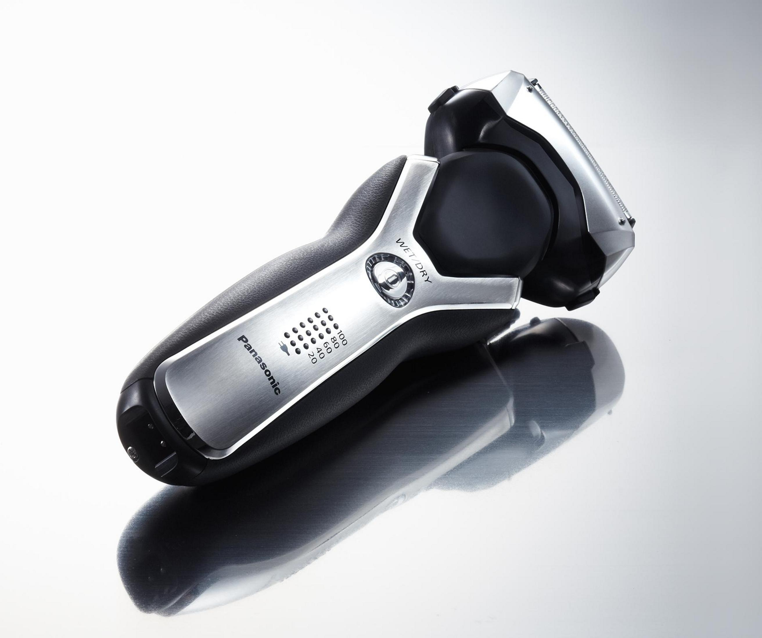 Srebrna i czarna golarka elektryczna na białym tle.