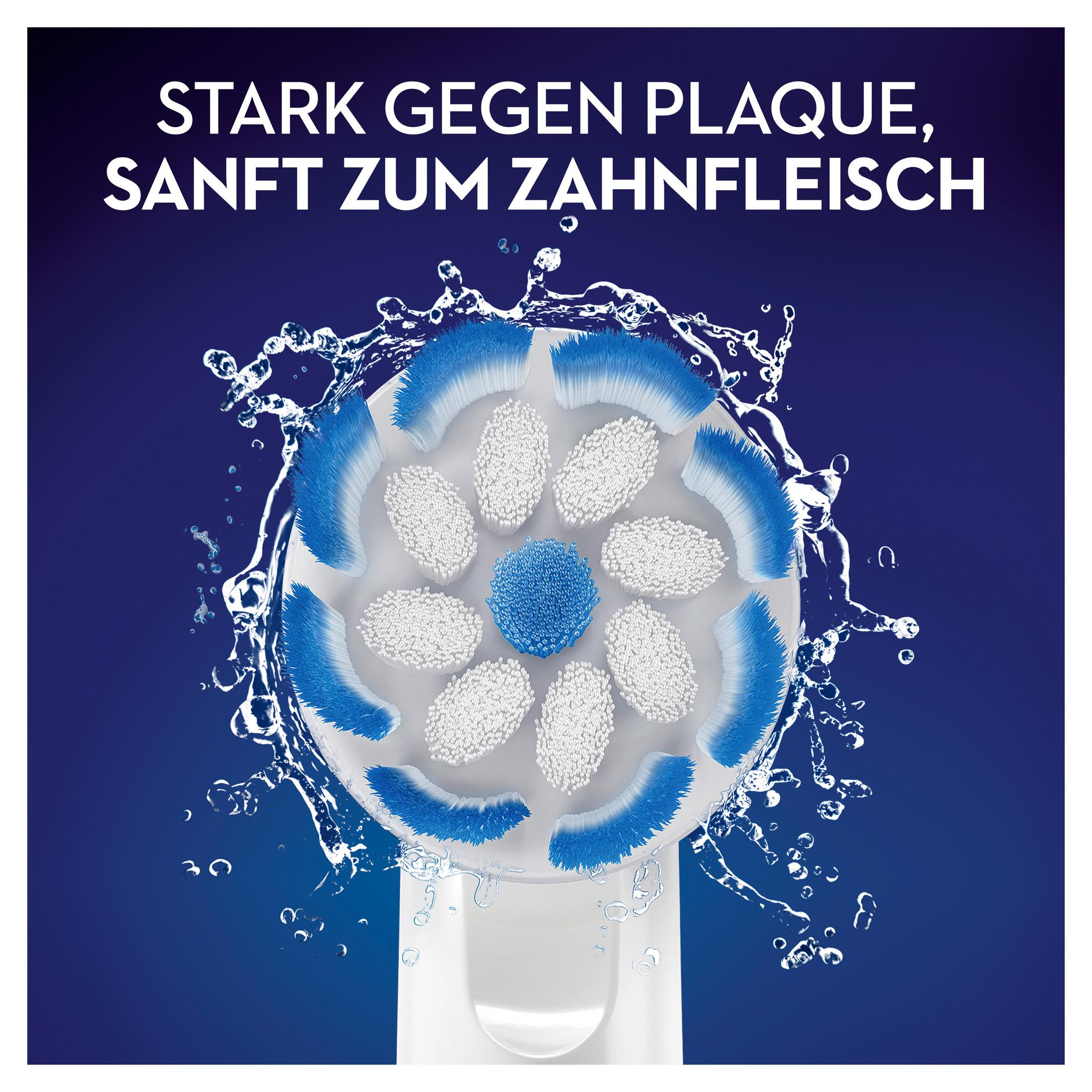 Zahnbürstenkopf mit blauen und weißen Borsten, umgeben von Wasserspritzern, auf blauem Hintergrund.