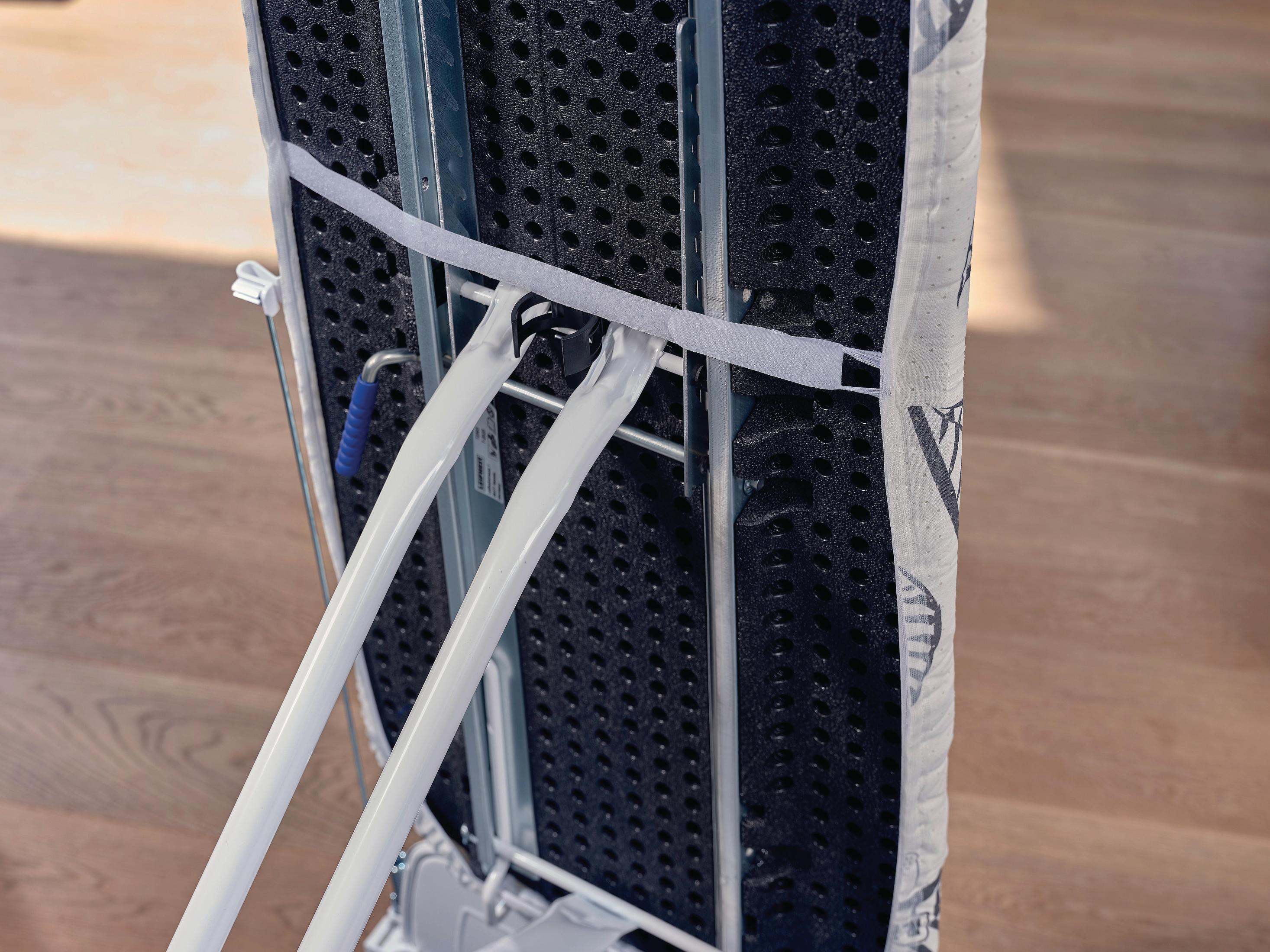 Zbliżenie deski do prasowania z wyściółką i wspornikami.