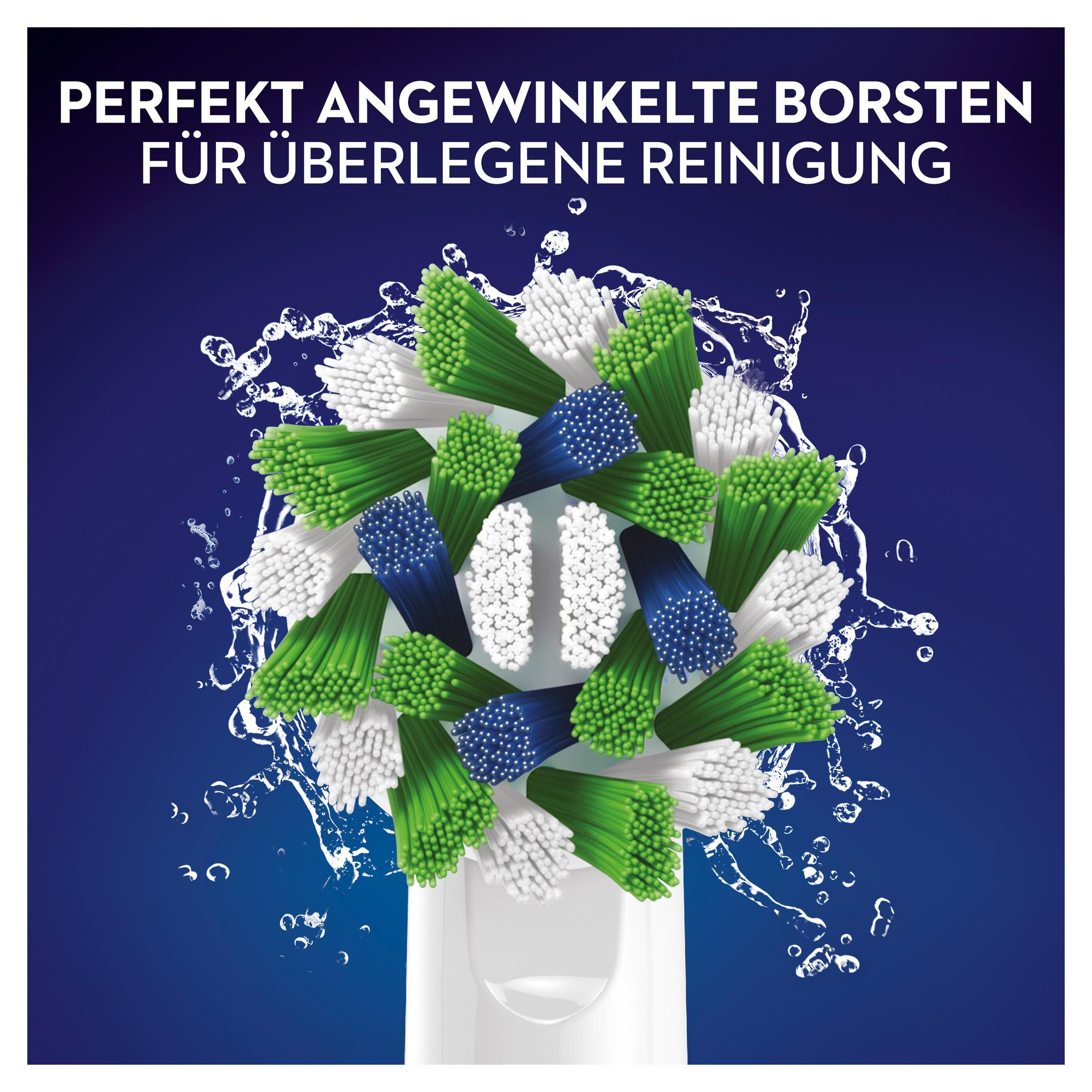 Ein Zahnbürstenkopf mit grünen, weißen und blauen Borsten mit Wasserspritzern.