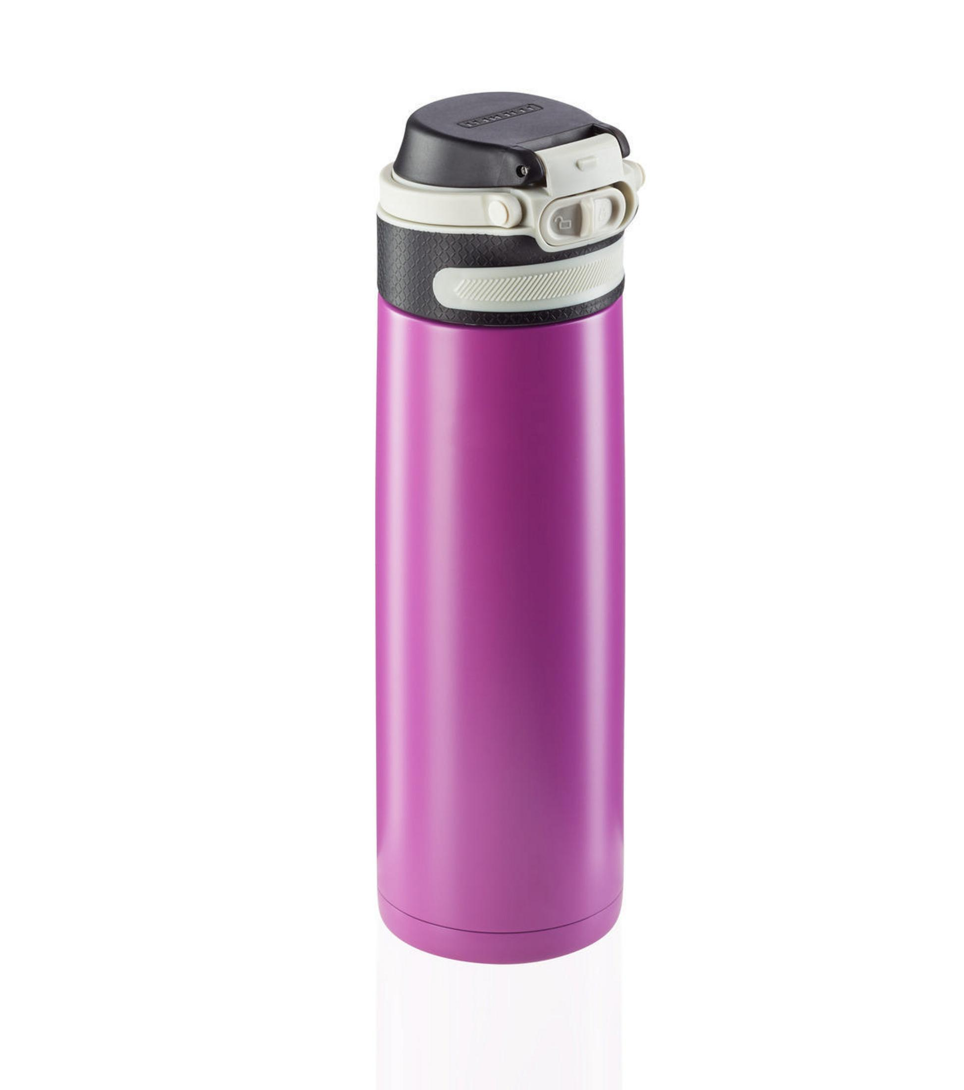 Eine lila isolierte Wasserflasche mit schwarzem und weißem Deckel. Auf weißem Hintergrund.
