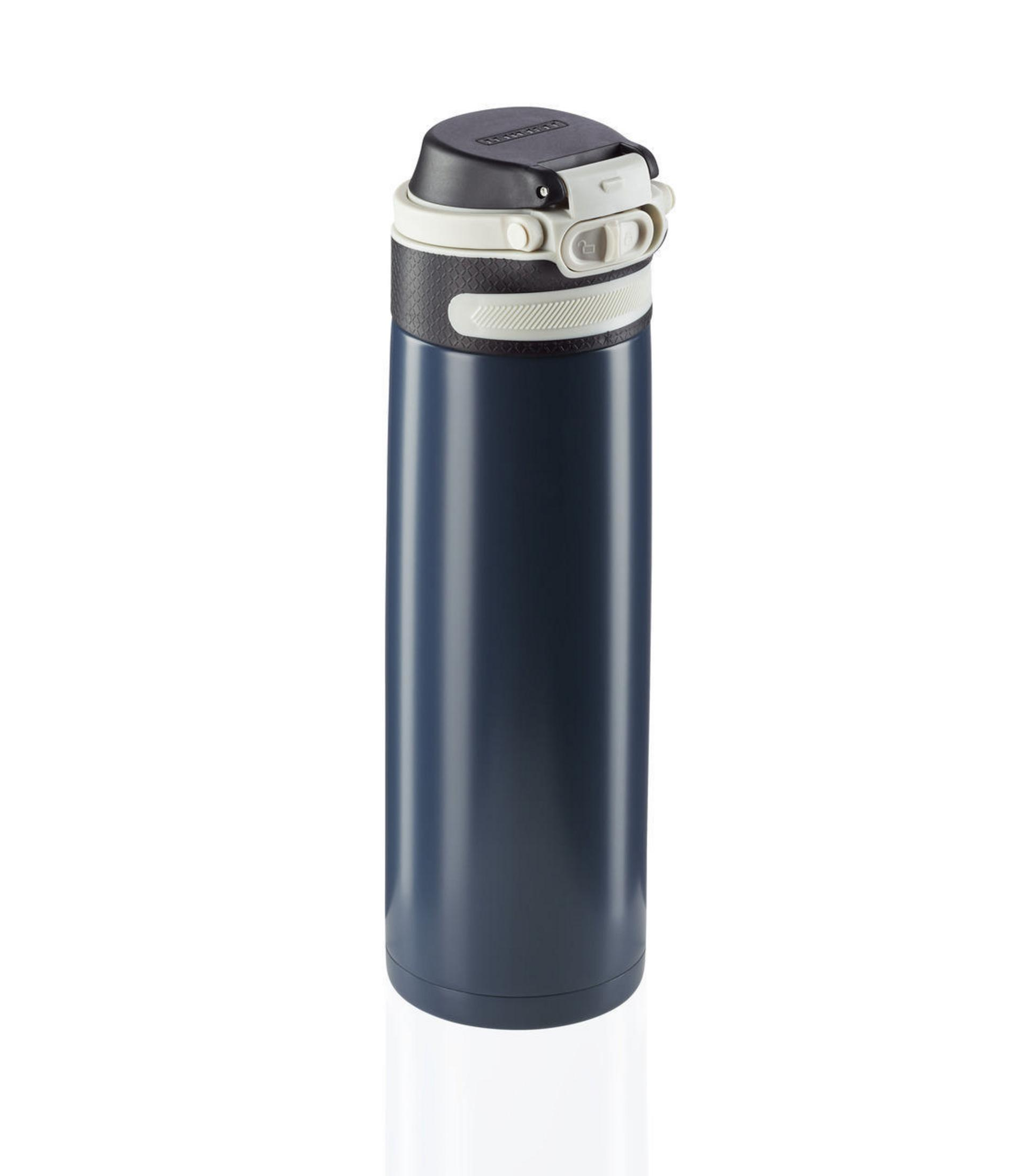 Eine marineblaue isolierte Wasserflasche mit schwarzem Deckel und weißem Auslösemechanismus.