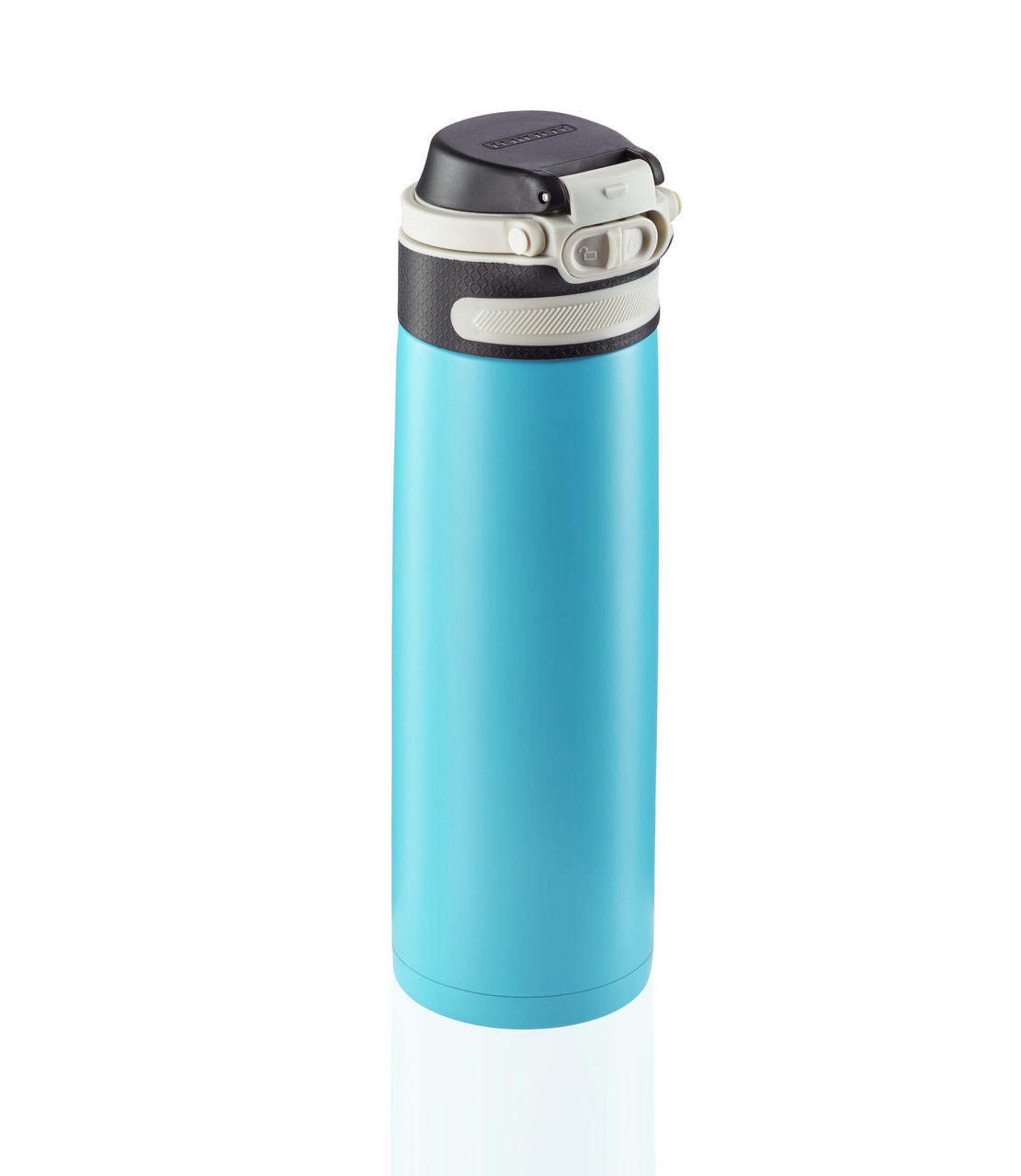 Eine hellblaue Thermosflasche, die auf einer weißen Oberfläche steht. Weißer Hintergrund.