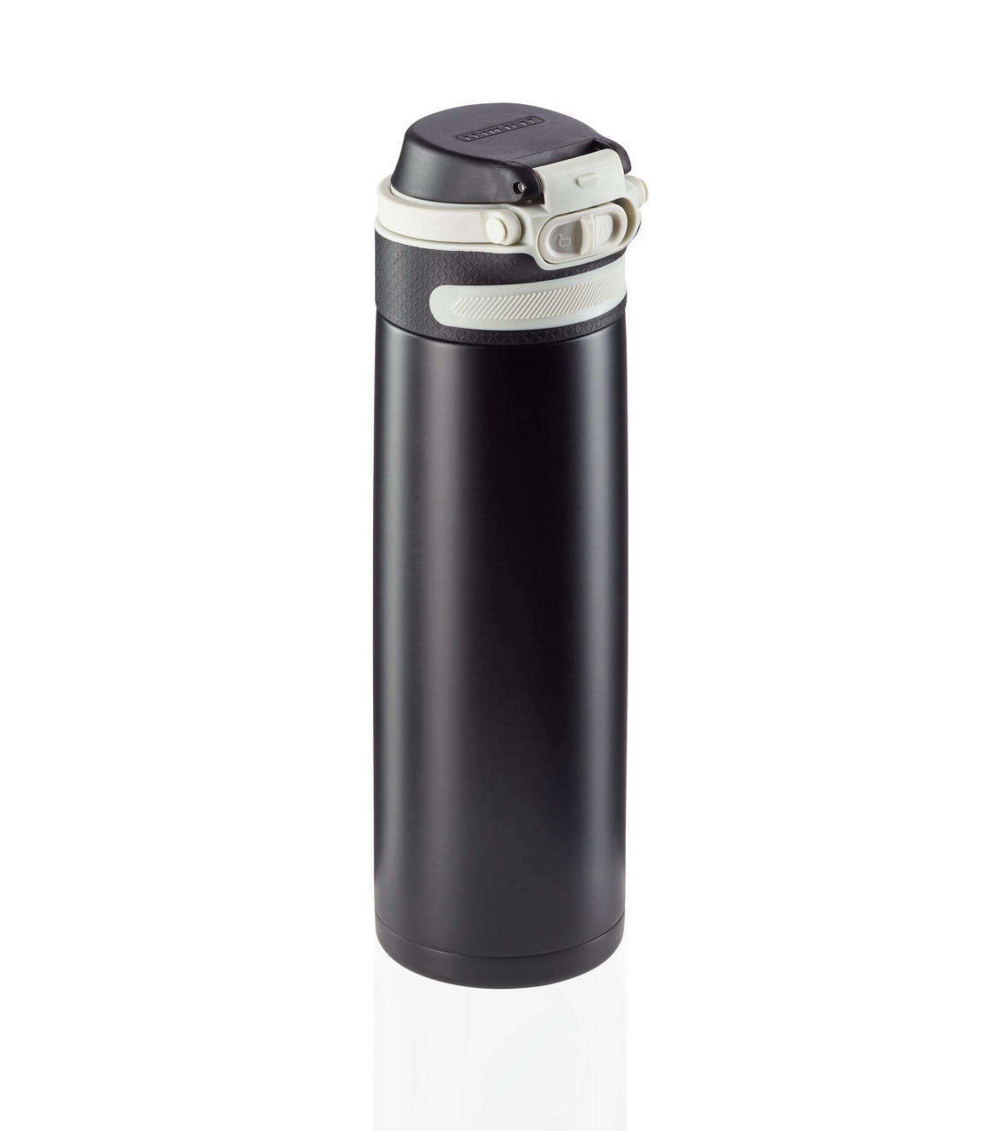 Schwarze Thermosflasche, die auf einer weißen Oberfläche steht. Weißer Hintergrund.
