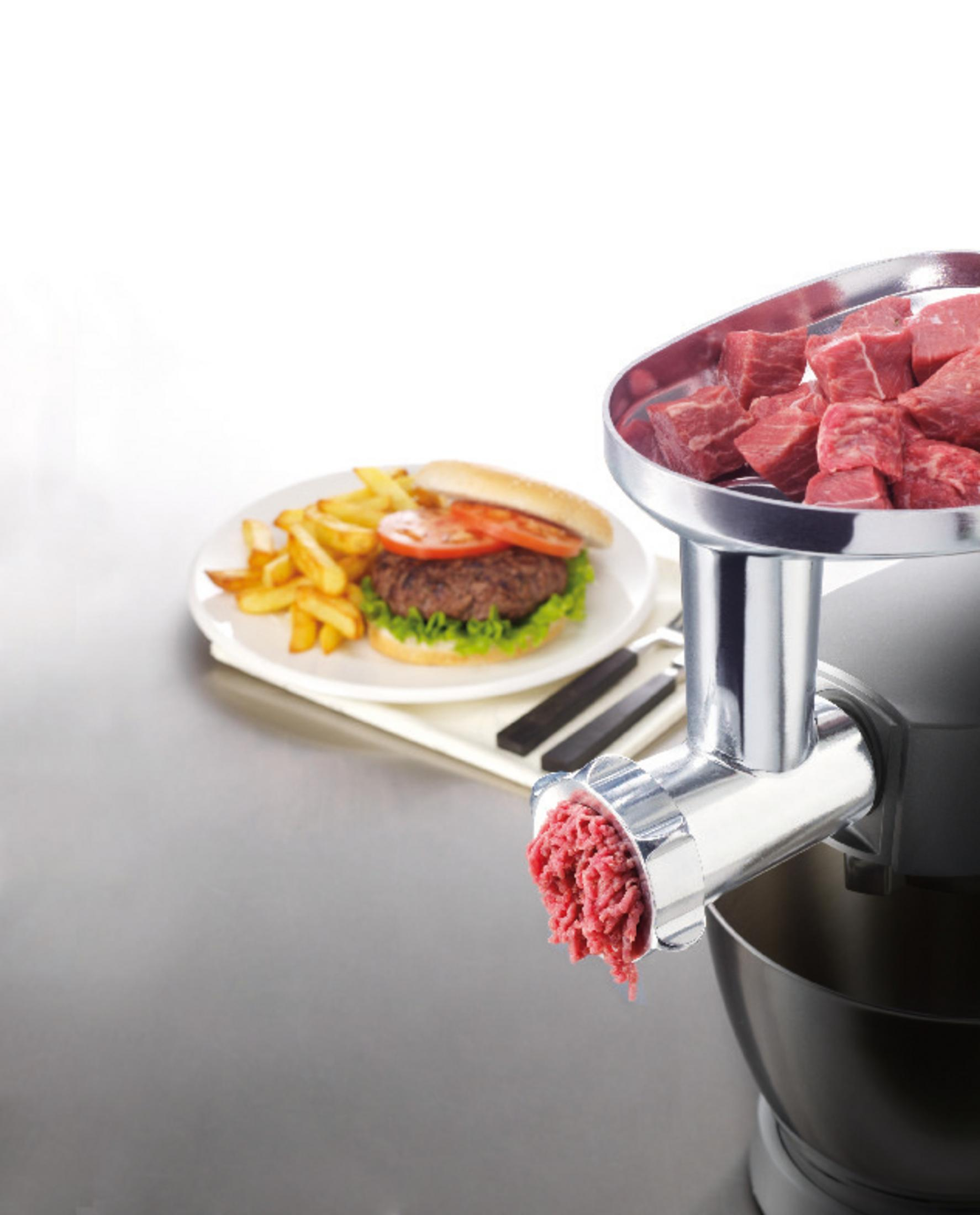Kullanımda kıyma makinesi, çıkan kıyma, hamburger ve kızartmalar görünür.