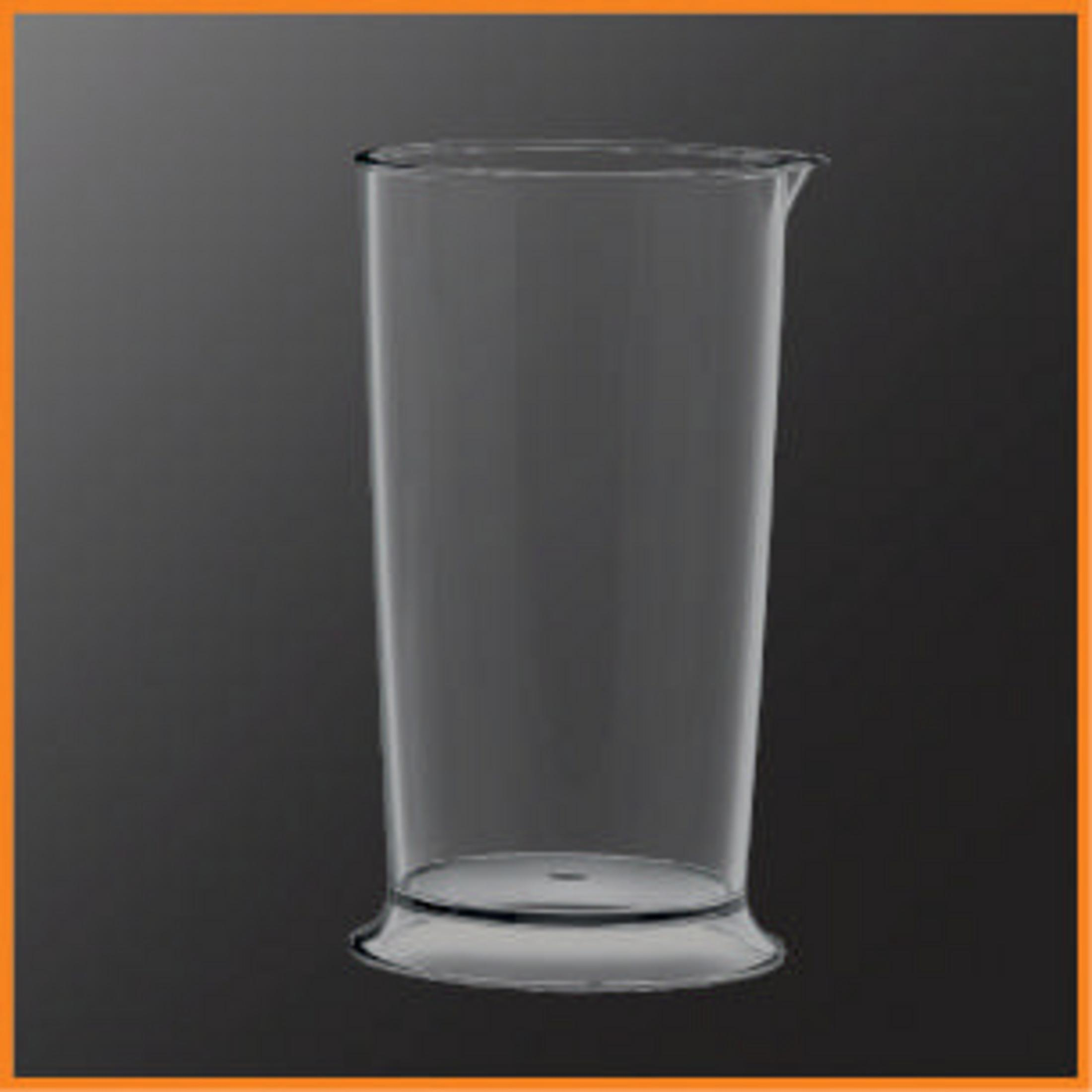 Przezroczysty kubek z miarką na ciemnym tle. Pomarańczowa obwódka.