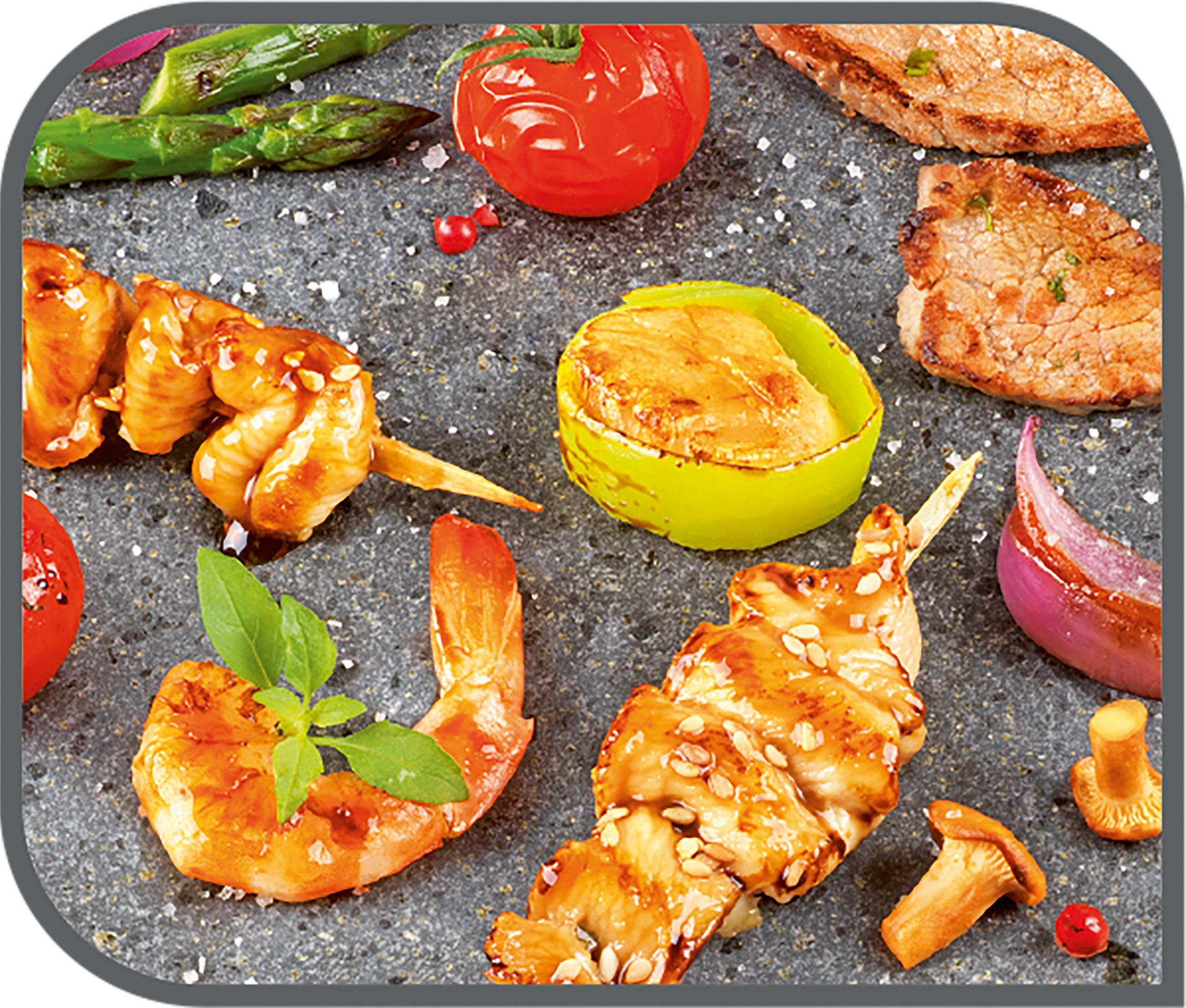 Grillowane mięso i warzywa na kamiennej powierzchni, zbliżenie.