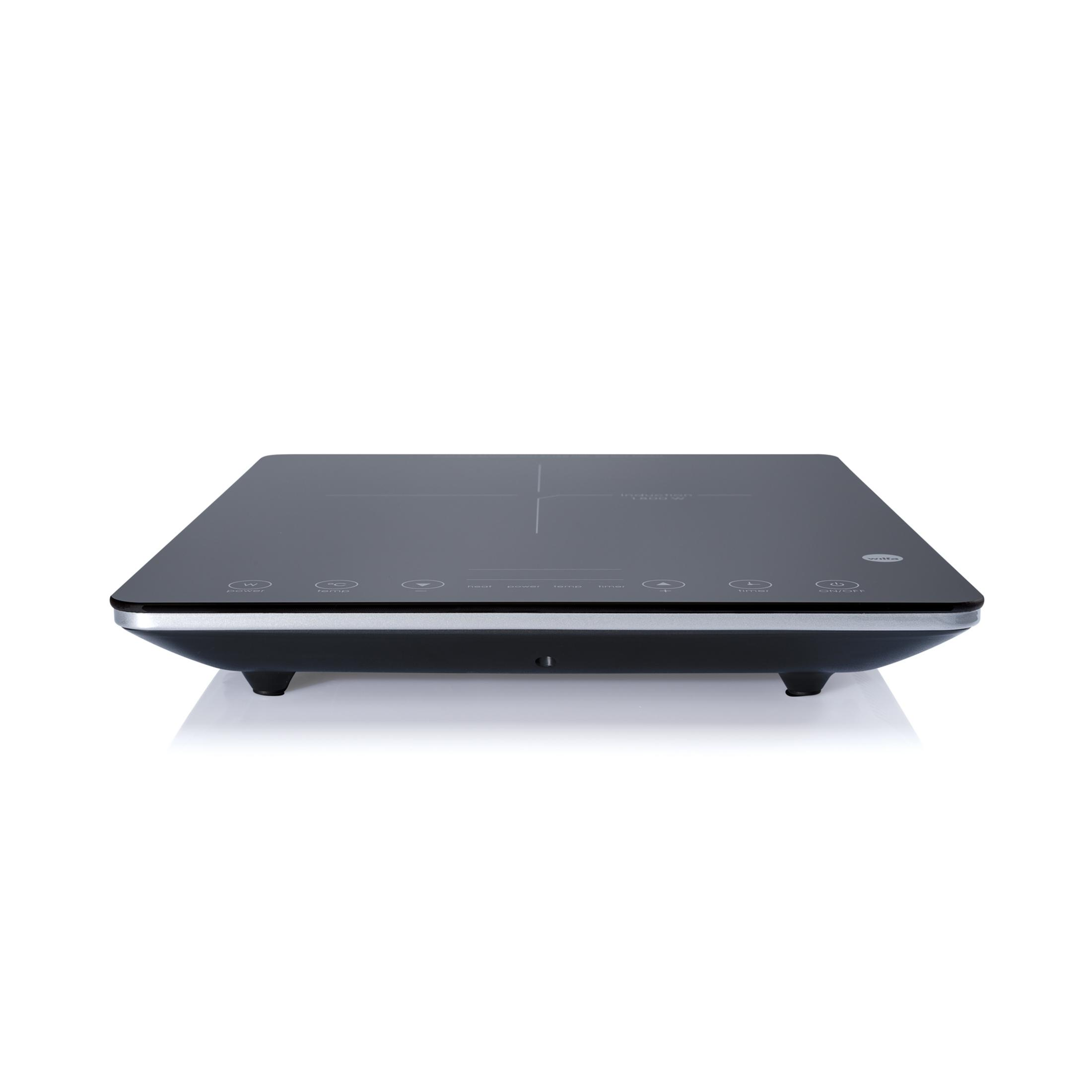Una placa de inducción negra con diseño elegante, con botones de control. Superficie reflectante, fondo blanco.