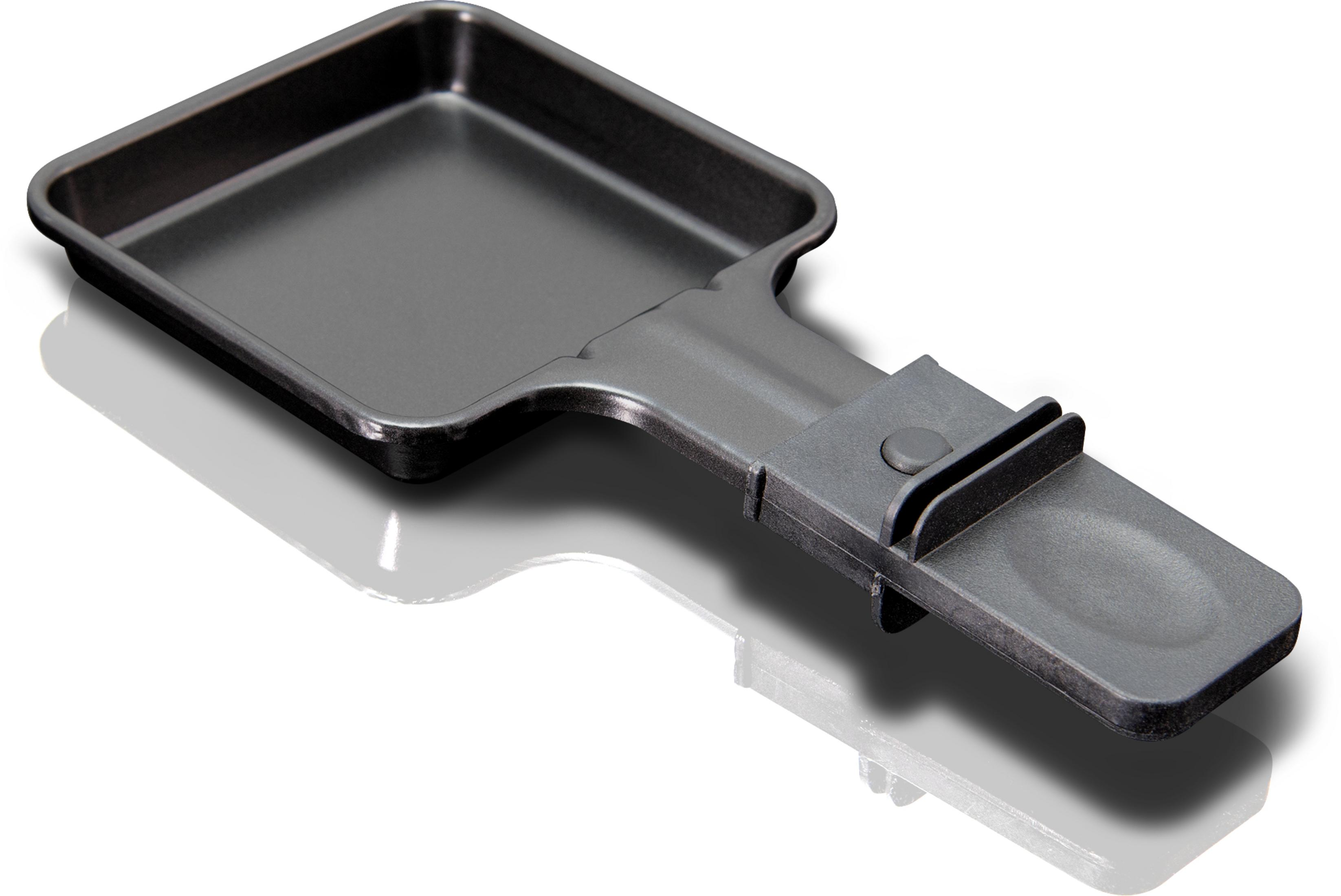 Schwarze Raclette-Pfanne mit Griff auf weißer, reflektierender Oberfläche. Die Pfanne ist leer.