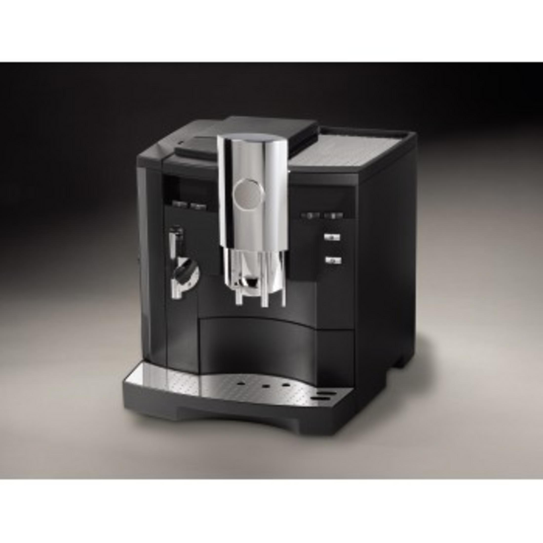 Eine schwarze Kaffeemaschine, Chromauslauf, quadratische Form.