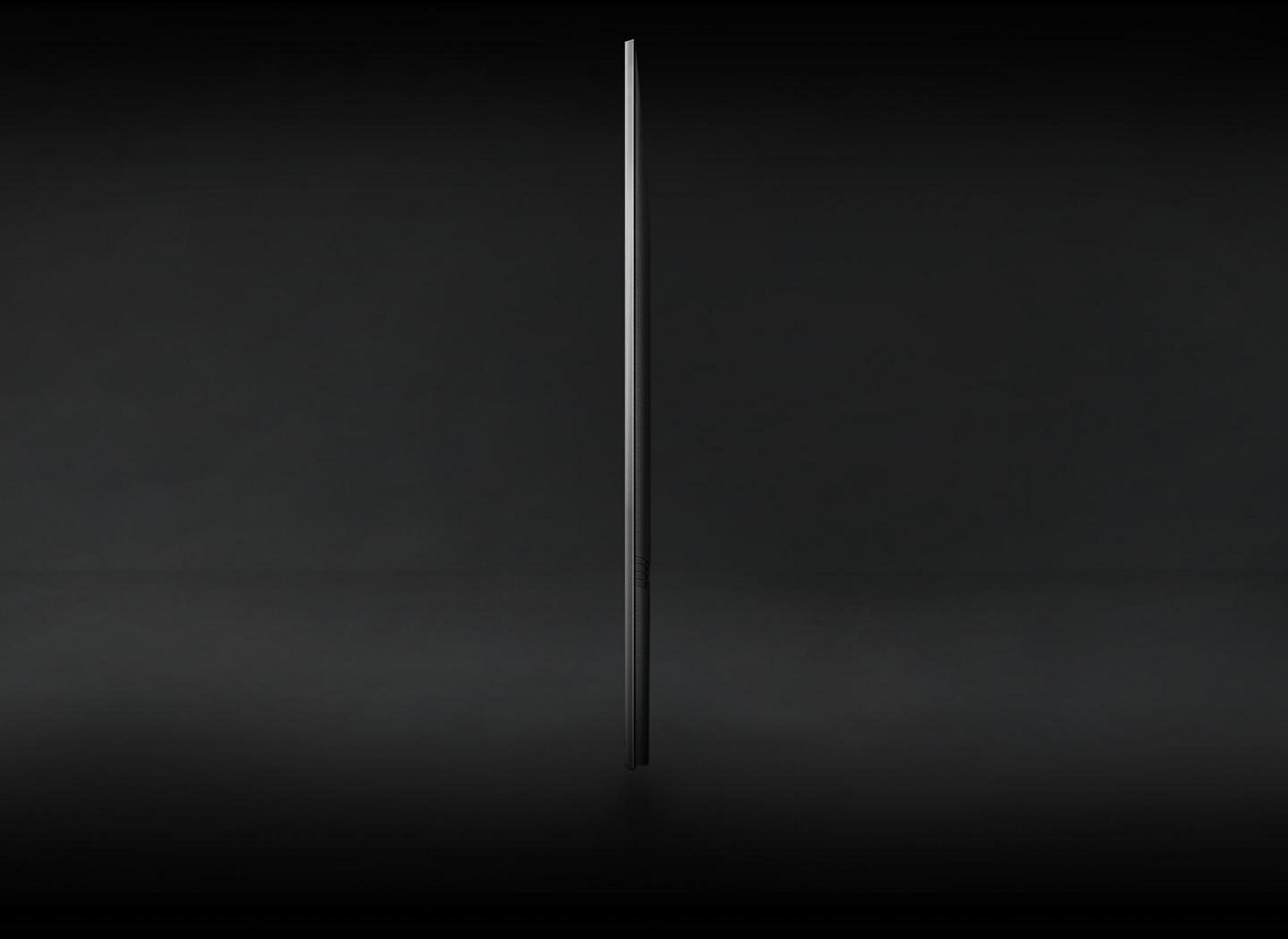 Cienki, czarny, pionowy obiekt na czarnym tle.