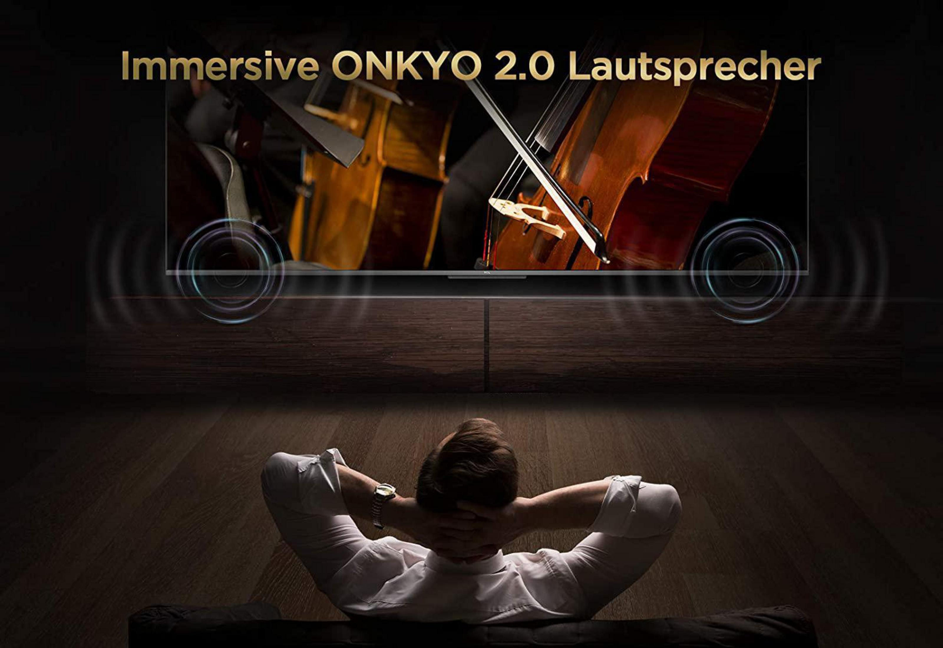 Hombre viendo la televisión con altavoces ONKYO y un ambiente cinematográfico.