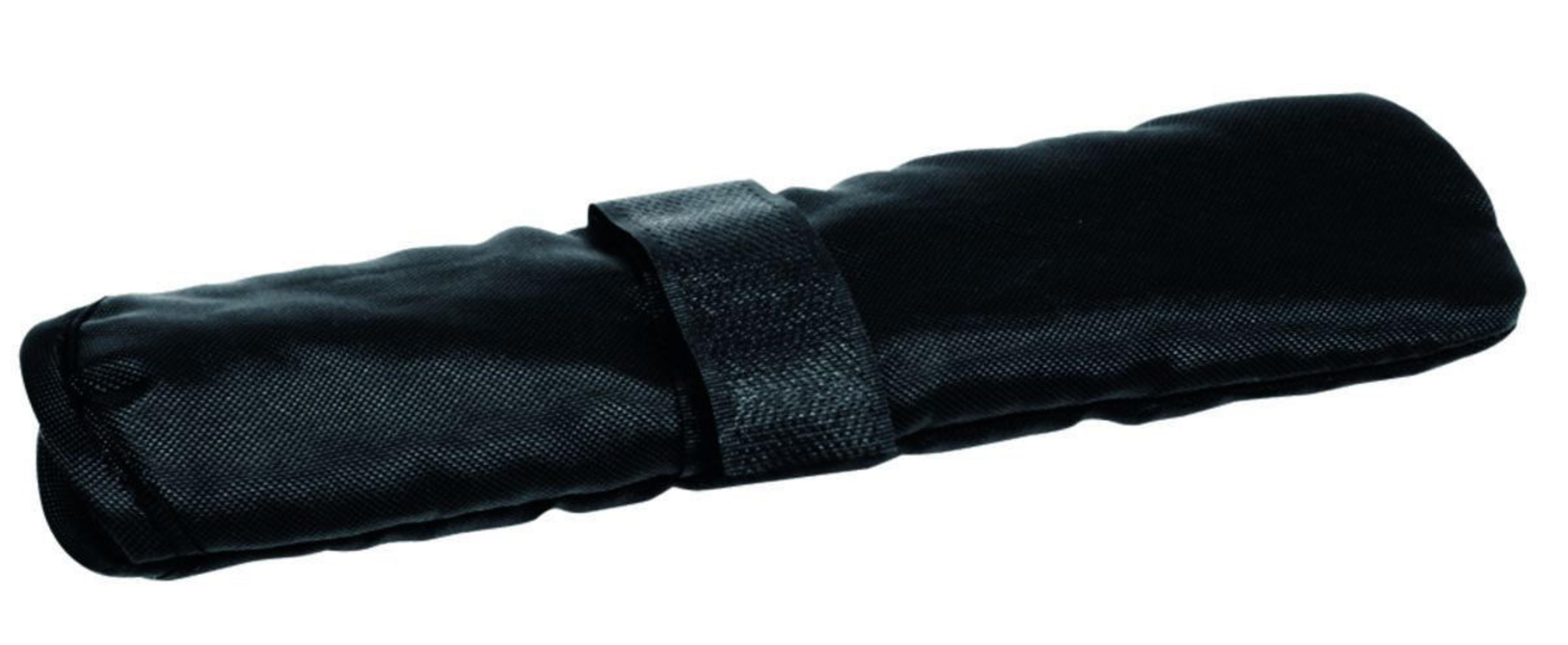 Un rouleau d'outils noir avec une sangle velcro, enroulé. Fond blanc. Le rouleau est fermé.