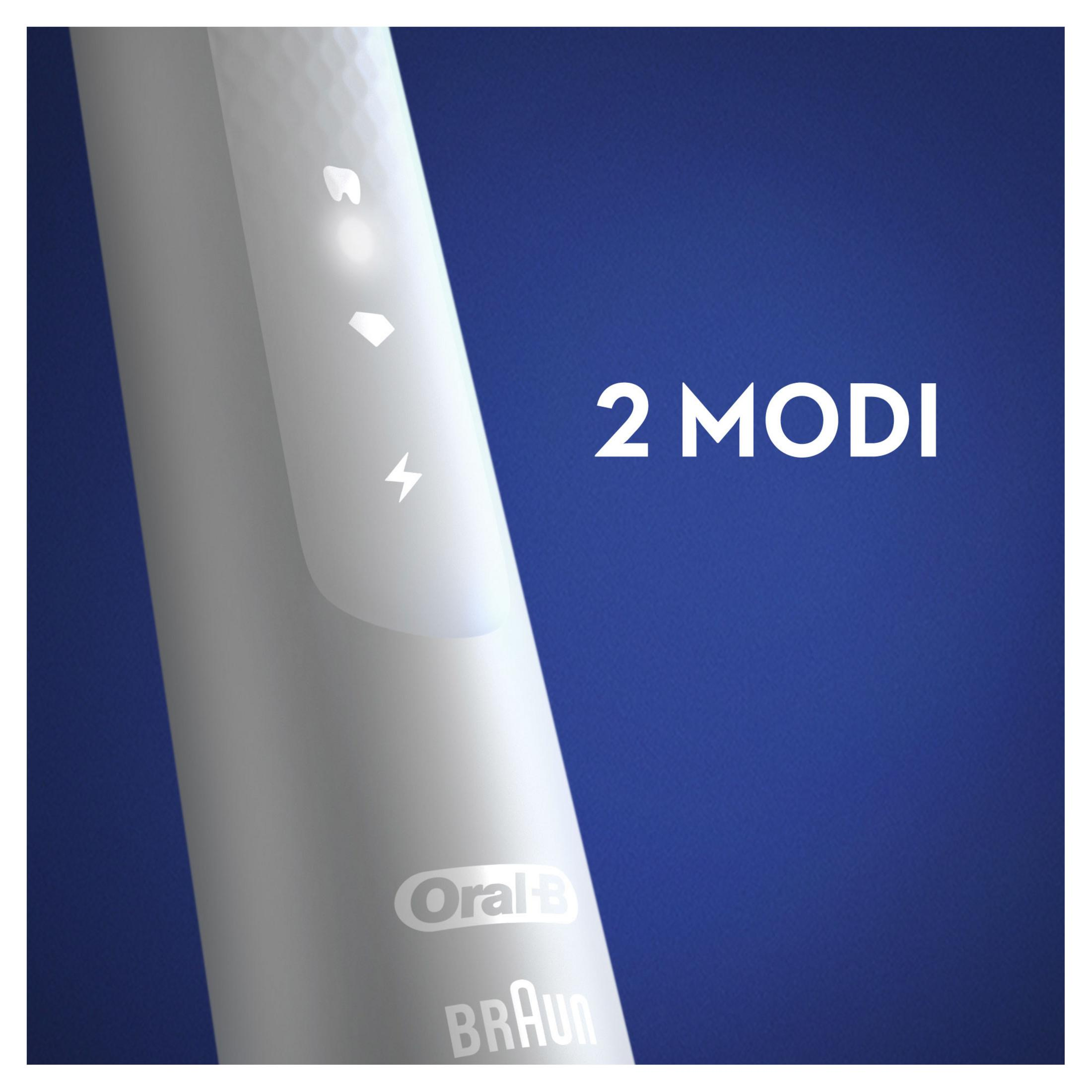 Primo piano di uno spazzolino elettrico Oral-B. Le luci indicano le modalità di pulizia.