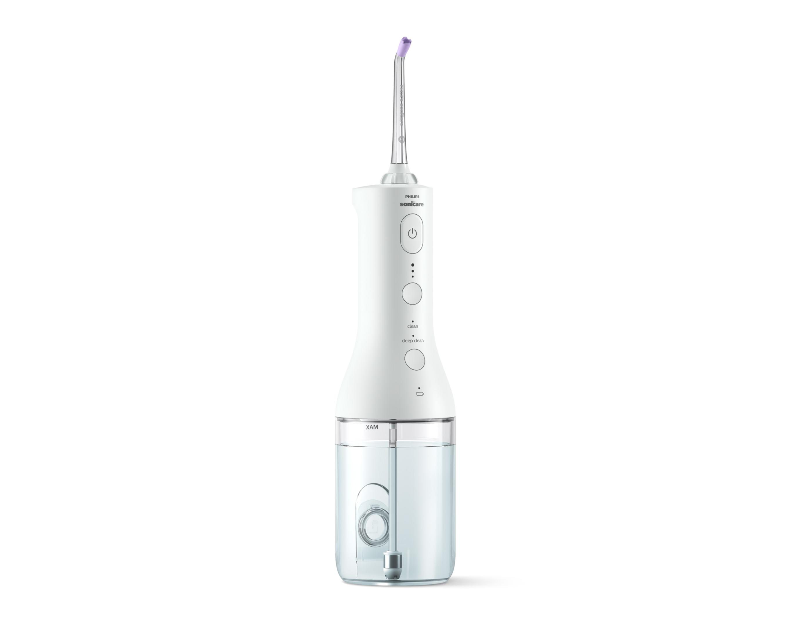 Şeffaf bir su tankı ve siyah detaylara sahip beyaz Philips Sonicare irrigator. Beyaz zemin.