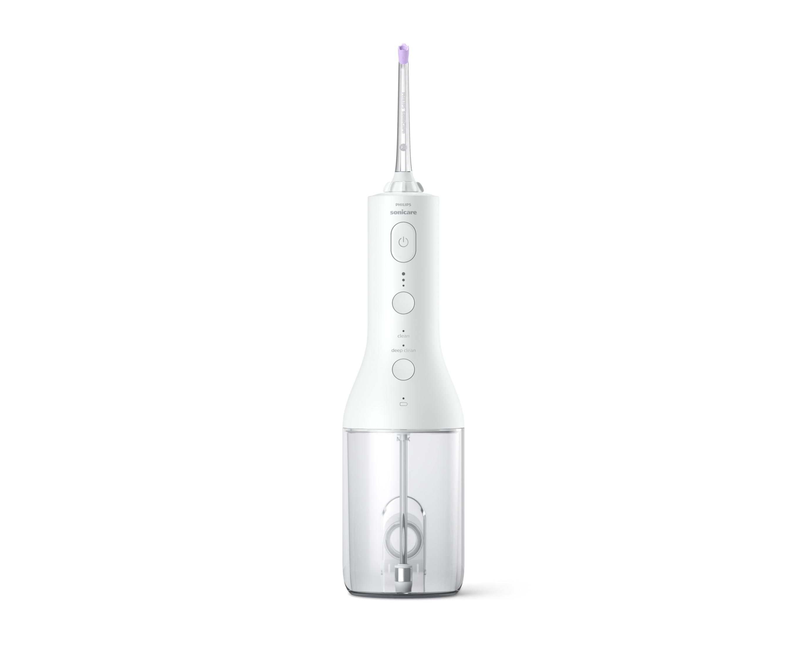 Şeffaf bir su haznesi olan beyaz bir Philips Sonicare su ipliği, beyaz üzerine izole edilmiştir.