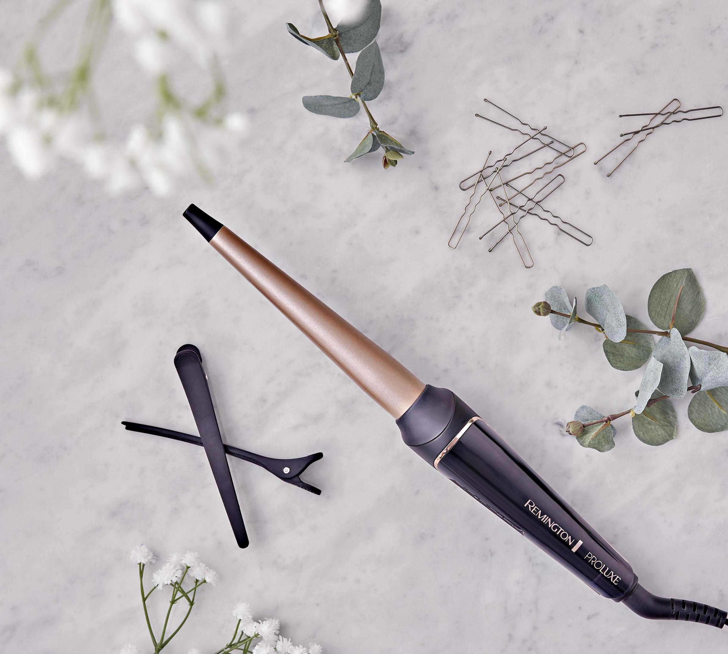 Lokówka z akcesoriami na marmurowej powierzchni, ze spinkami i klipsami.