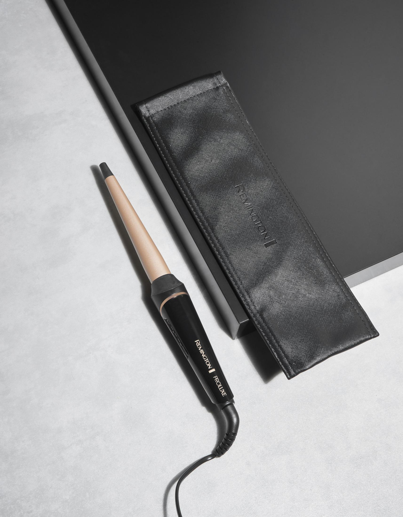 Lokówka i jej etui leżą na powierzchni.