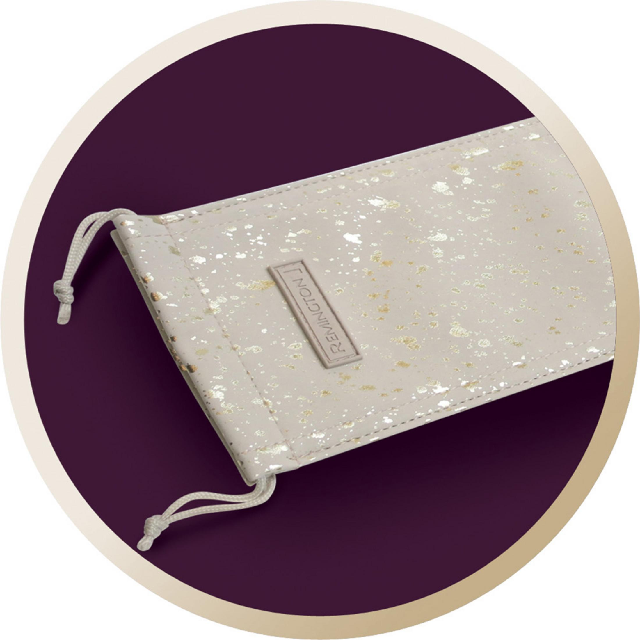 Un astuccio color crema con macchie dorate, legato con uno spago, con un'etichetta.