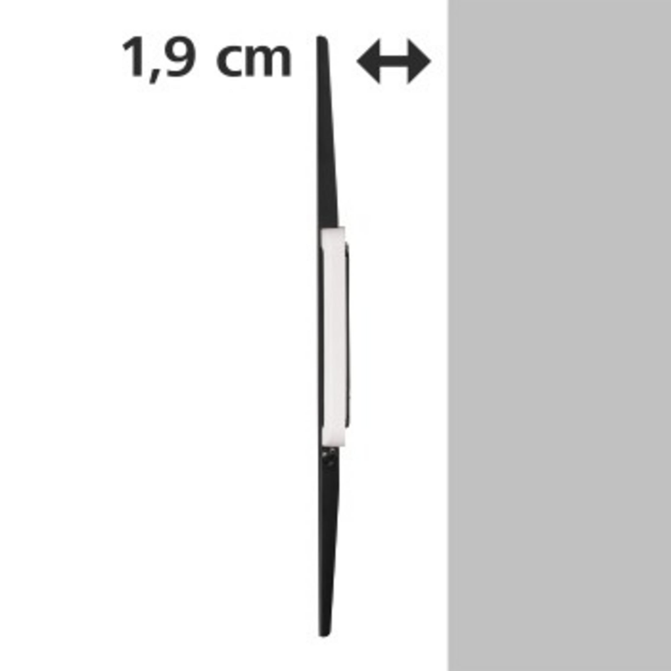 Attache-papier noire, 1,9 cm de large sur fond gris clair.