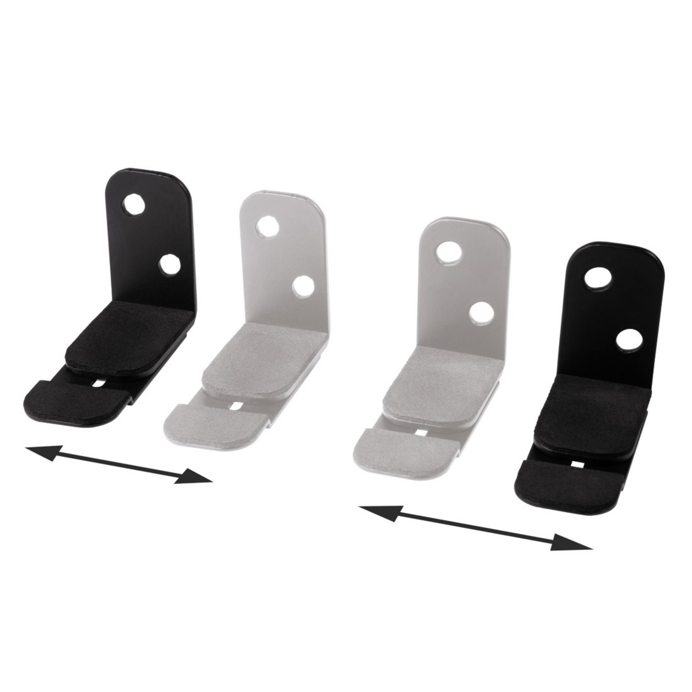Zwei Paare silberner und schwarzer Regalhalterungen für Lautsprecher, die Pfeile zeigen.