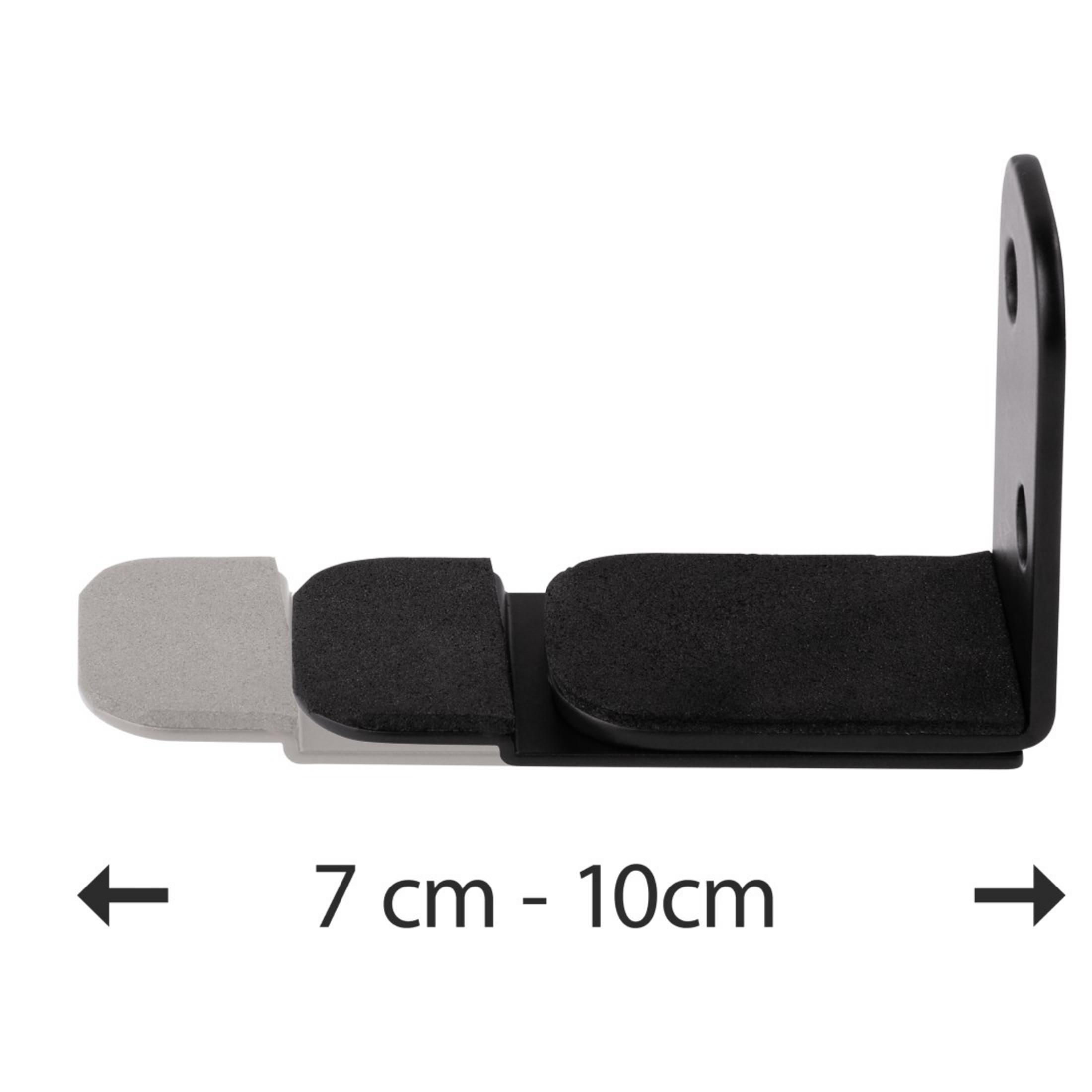 Ein schwarz-grauer Wandhalter für Lautsprecher.