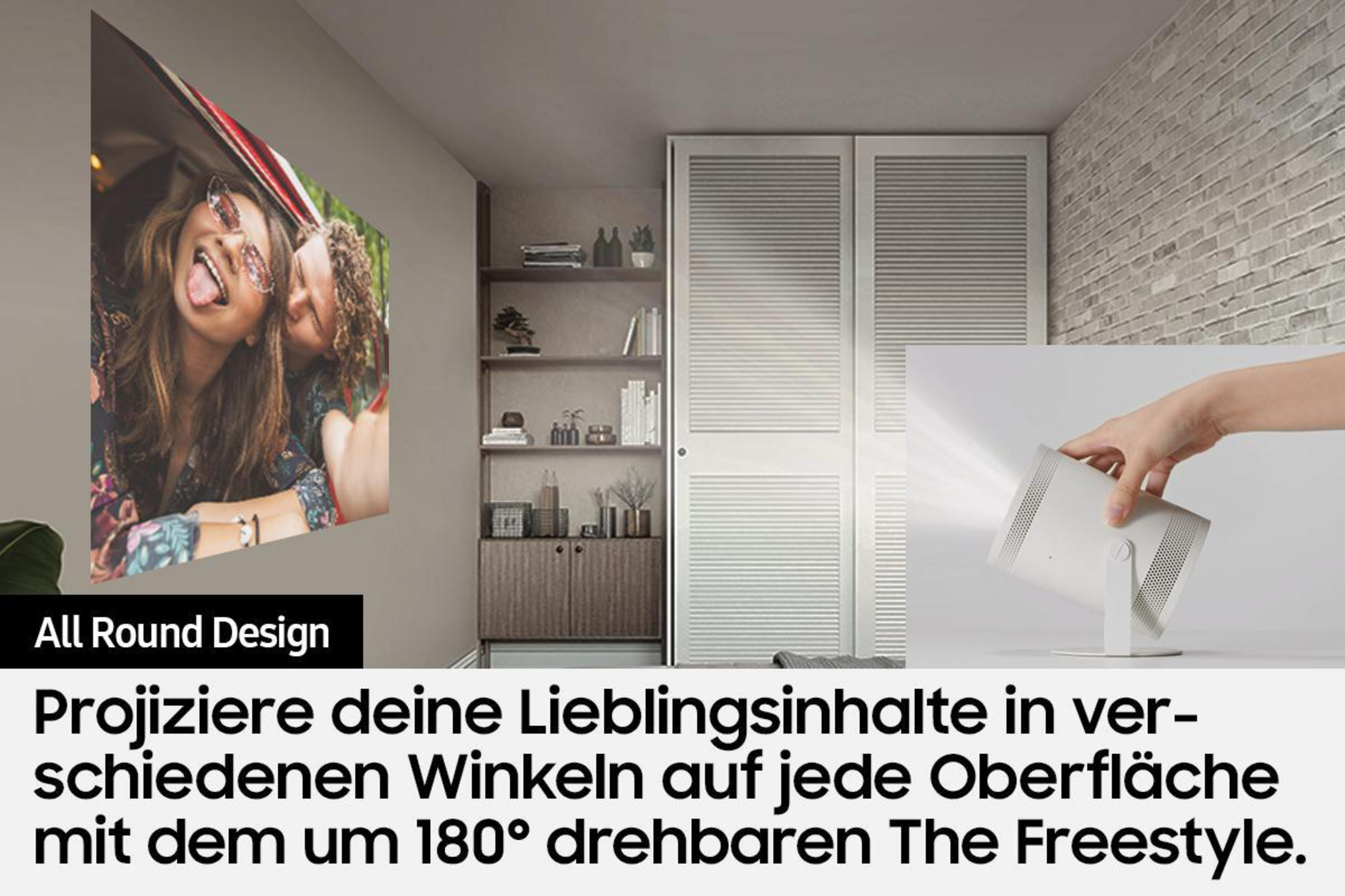 Projektor wyświetlający obraz na ścianie, z tekstem poniżej.