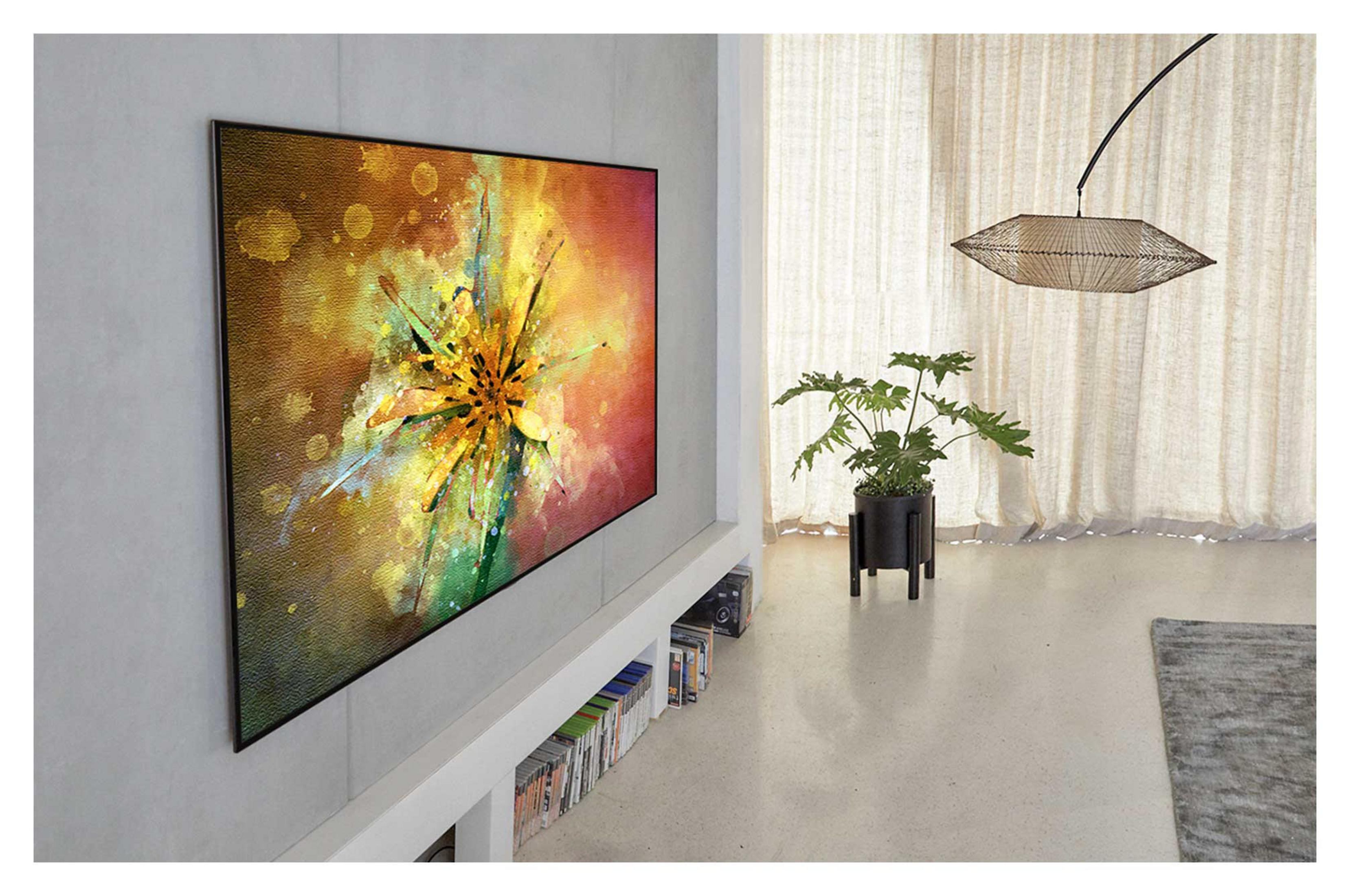 Una grande TV montata a parete con un'opera d'arte astratta e colorata visualizzata sullo schermo.
