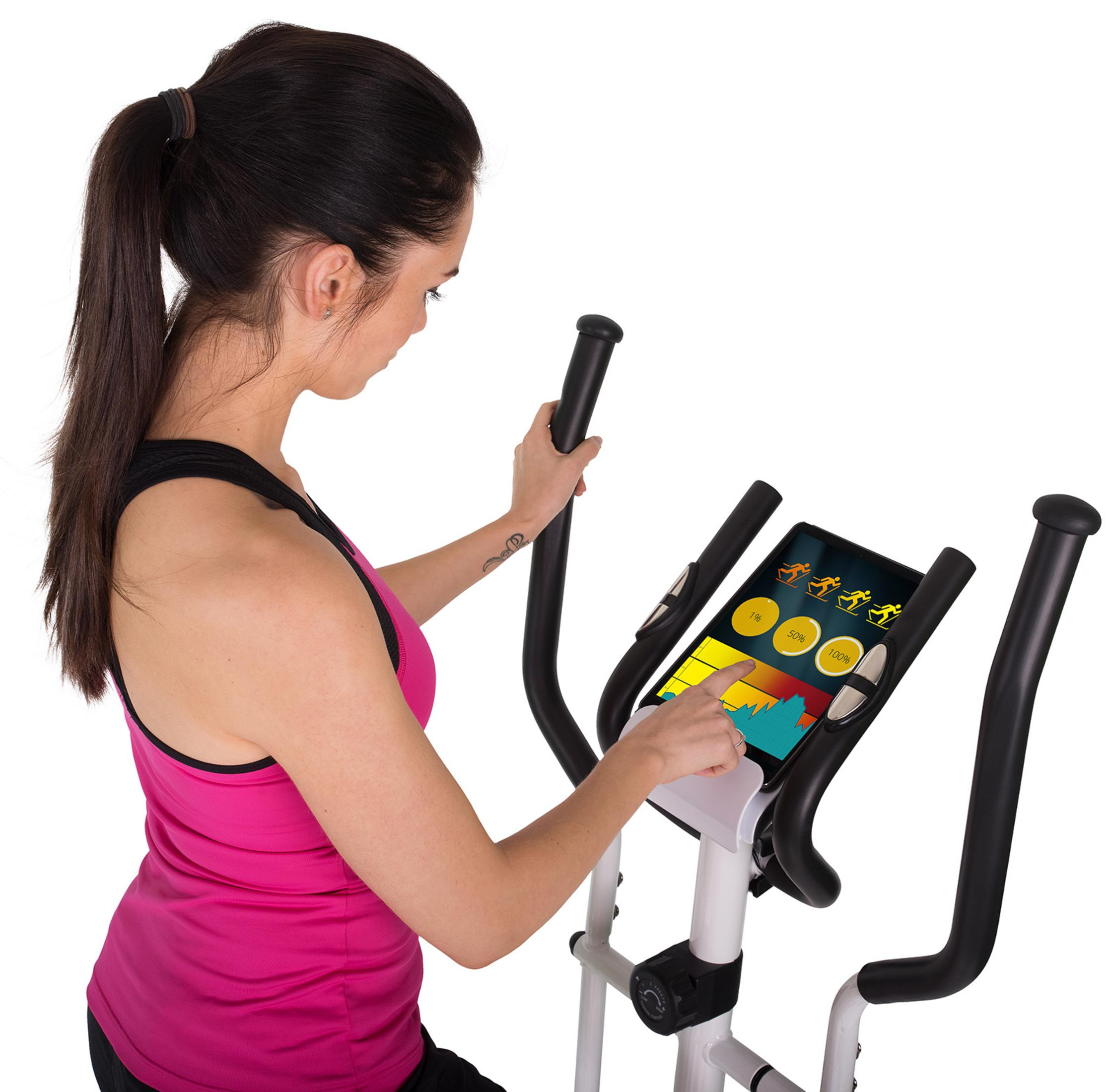 Frau in rosa Top trainiert auf einem Crosstrainer und betrachtet einen Bildschirm mit Trainingsdaten. Weißer Hintergrund.