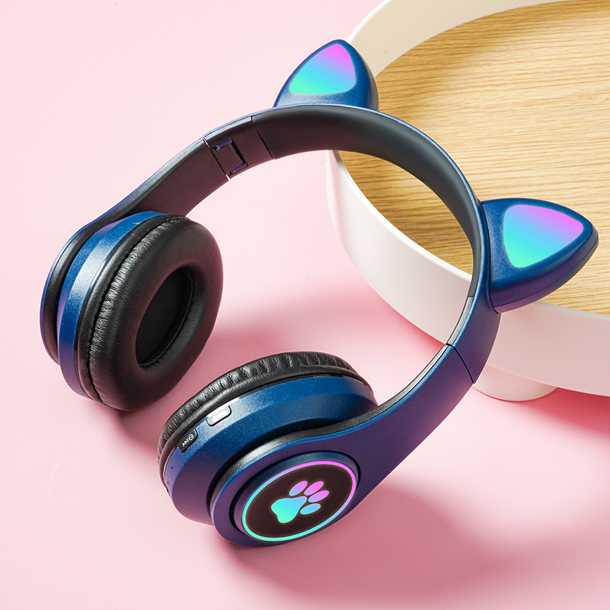 Niebieskie słuchawki z kocimi uszami, śladem łapy i tęczowymi światłami.