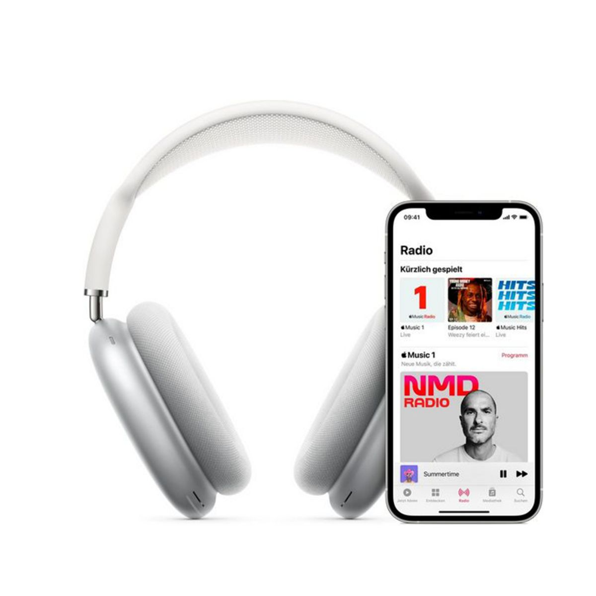Weiße Kopfhörer neben einem Smartphone, das eine Musik-App zeigt.