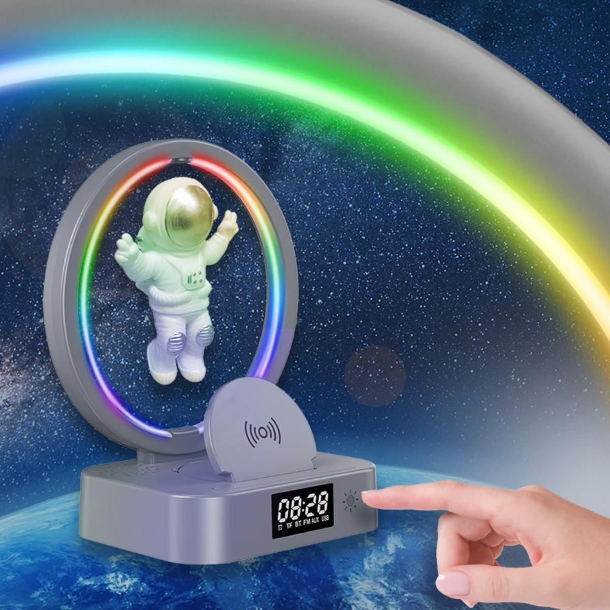 Ein Weltraum-Nachtlicht mit einer Astronautenfigur und einer Uhr.