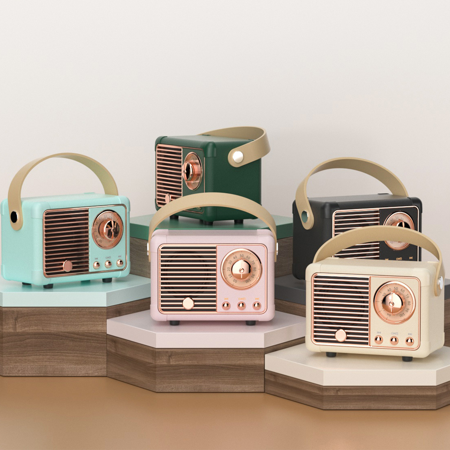 Fünf Radios im Retro-Stil in verschiedenen Farben: blau, grün, pink, schwarz und cremefarben, auf einem Ständer.