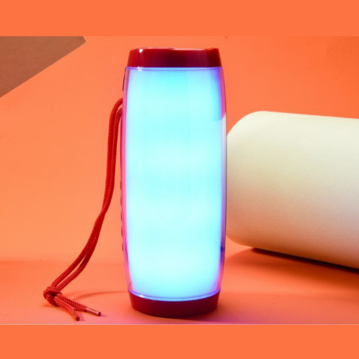 Ein roter und schwarzer Lautsprecher mit blauem Licht.