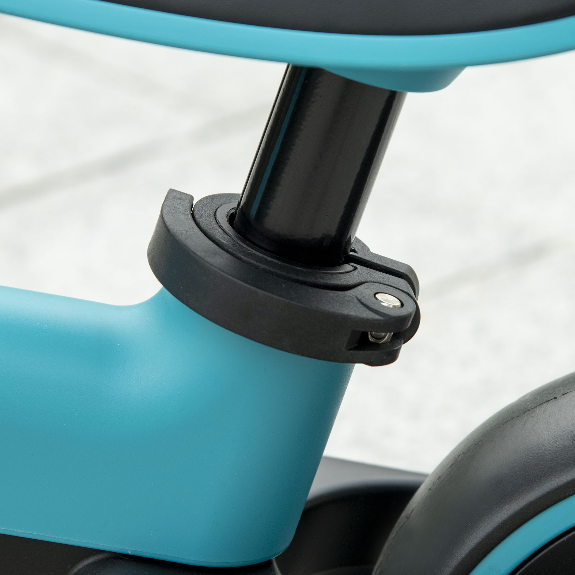 Primer plano del asiento de un patinete azul y negro con un poste de soporte negro.