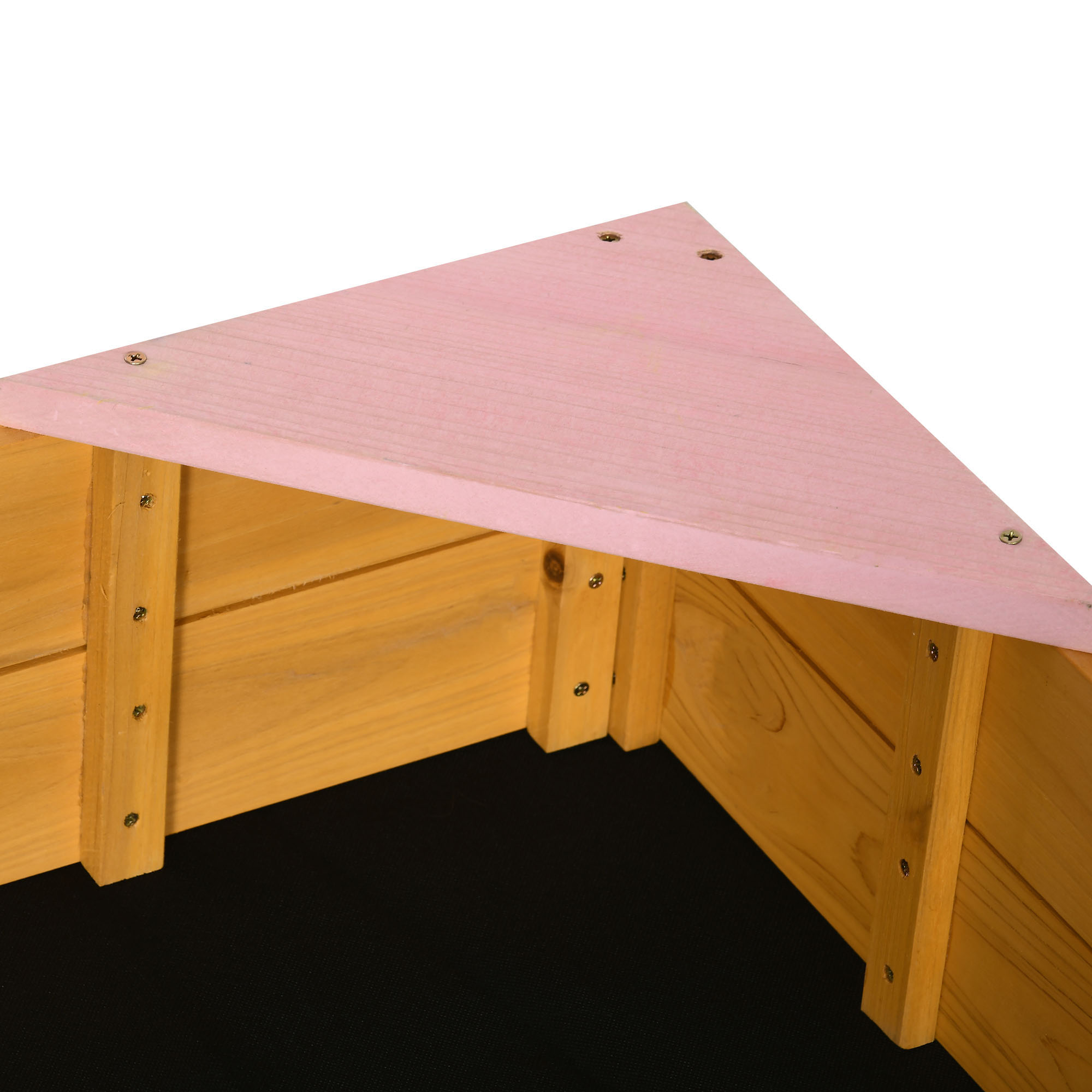 Una esquina de un arenero de madera con un asiento de esquina rosa y un revestimiento negro en el interior.