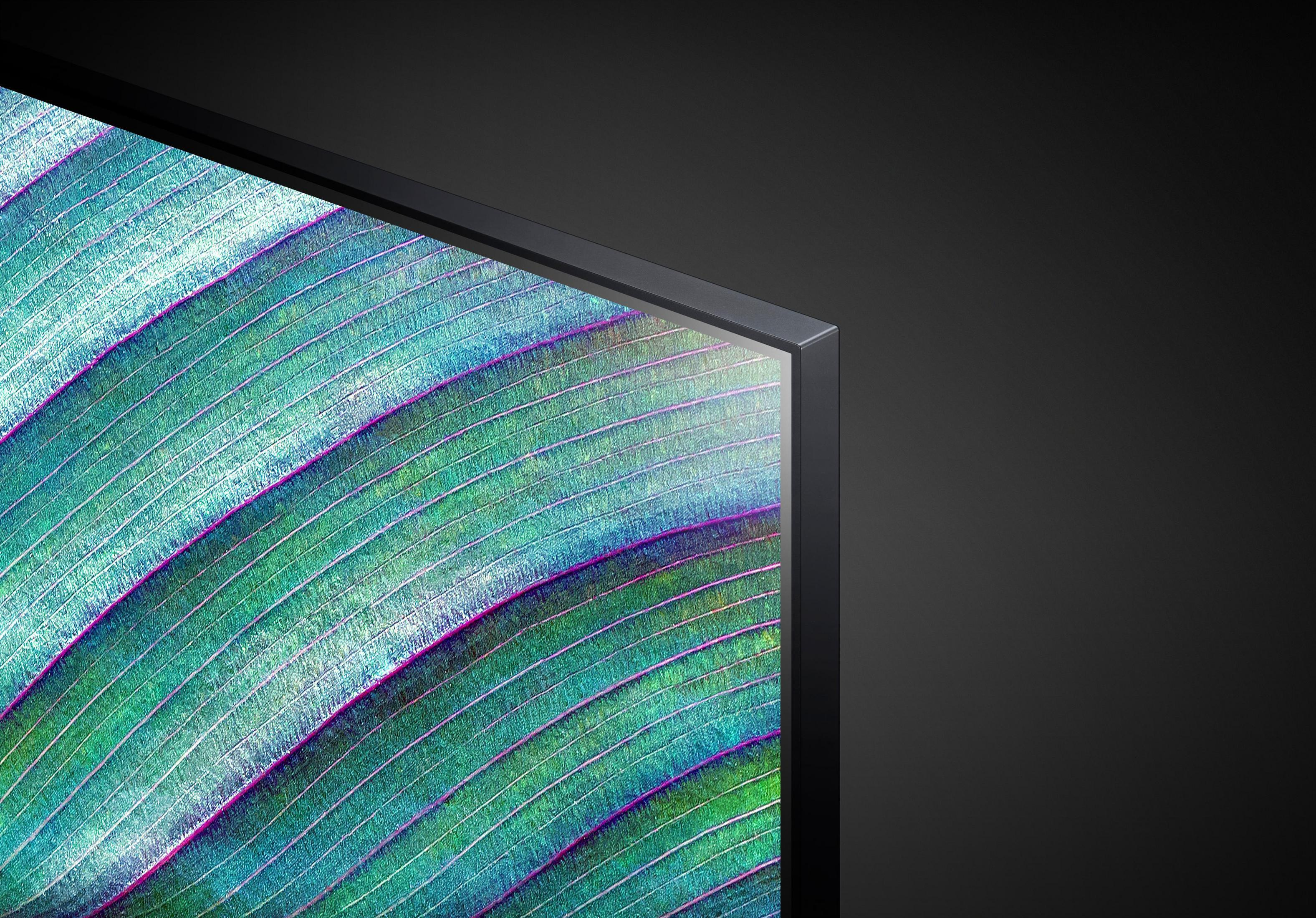 Zbliżenie rogu telewizora, pokazujące zielony i niebieski wzór liścia na ekranie. Czarna ramka.