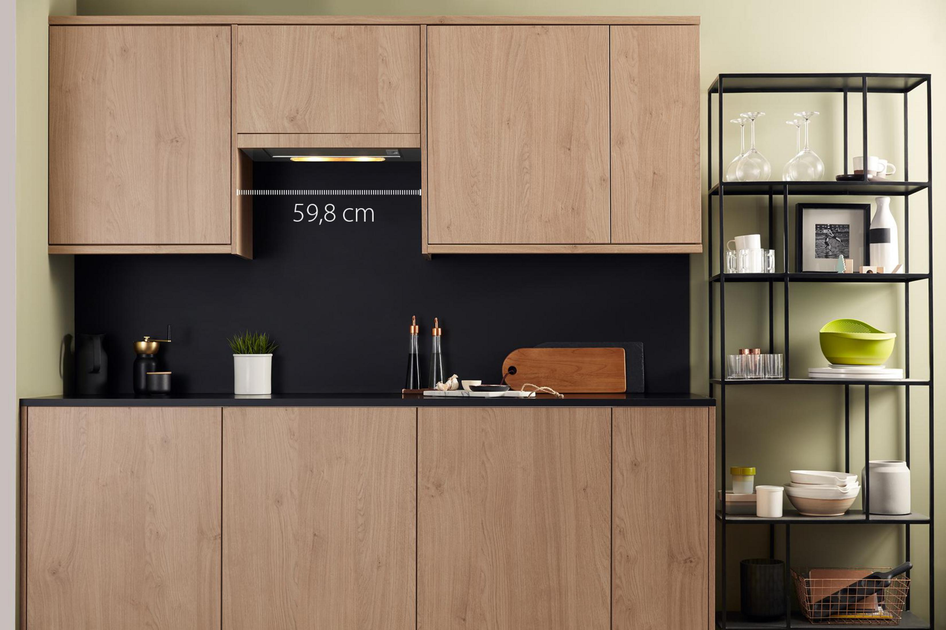 Interior de cocina con gabinetes de madera, encimera negra, campana extractora y estante con objetos.