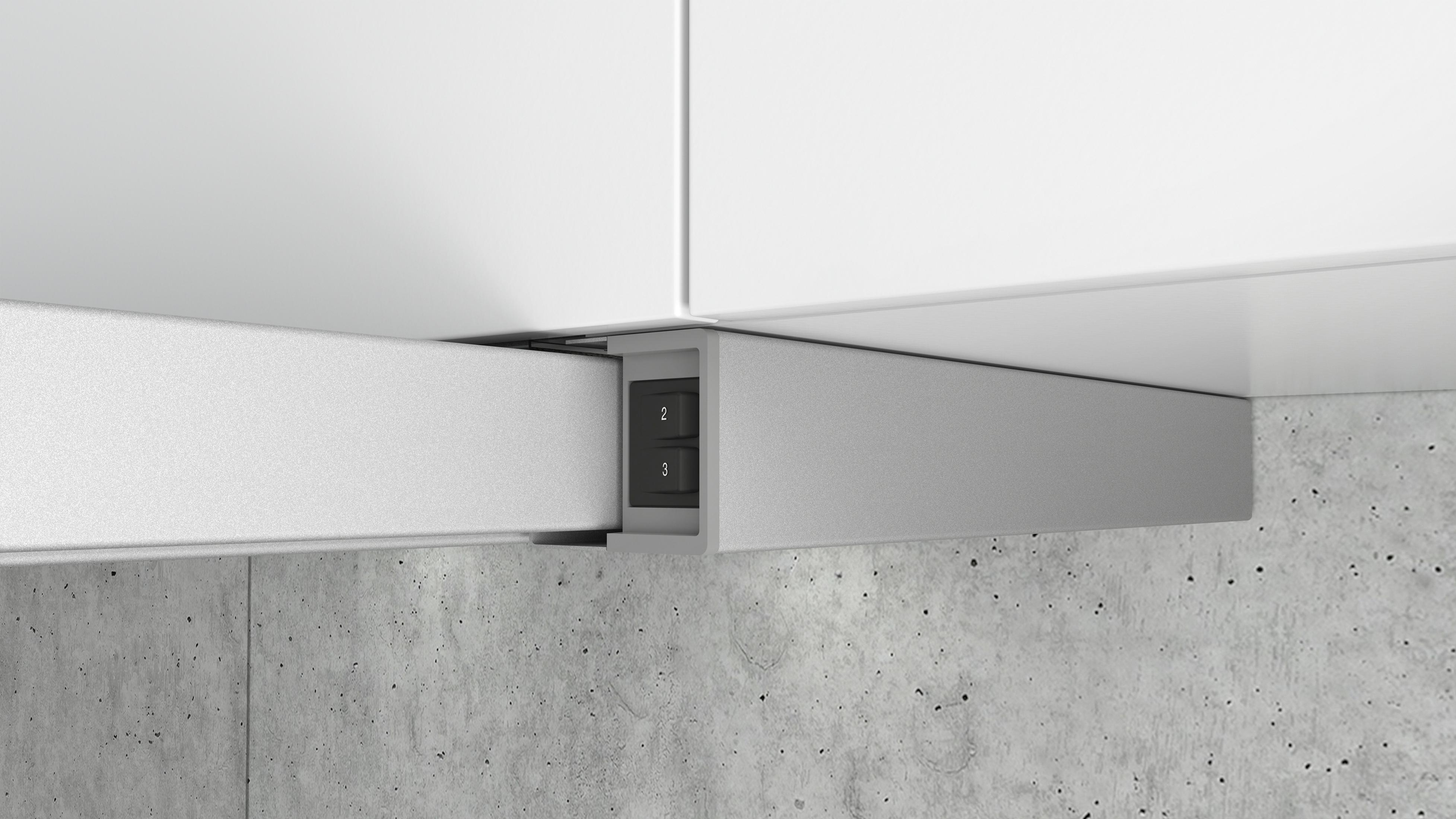 Srebrny, nowoczesny design, z liczbami 2 i 3, na betonowej ścianie.