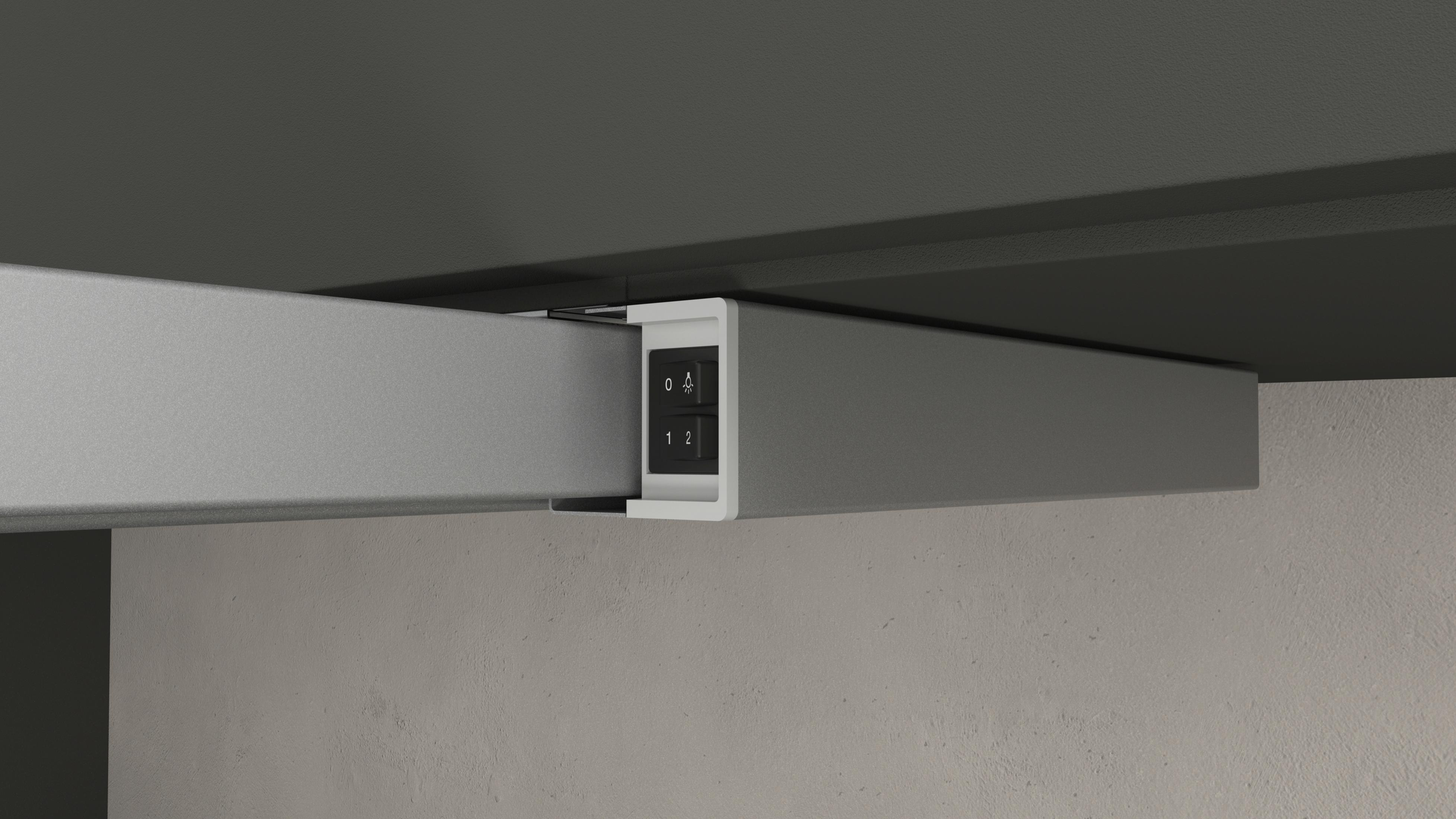 Primer plano de un panel de control con botones e indicadores para un escritorio, montado en la pared.
