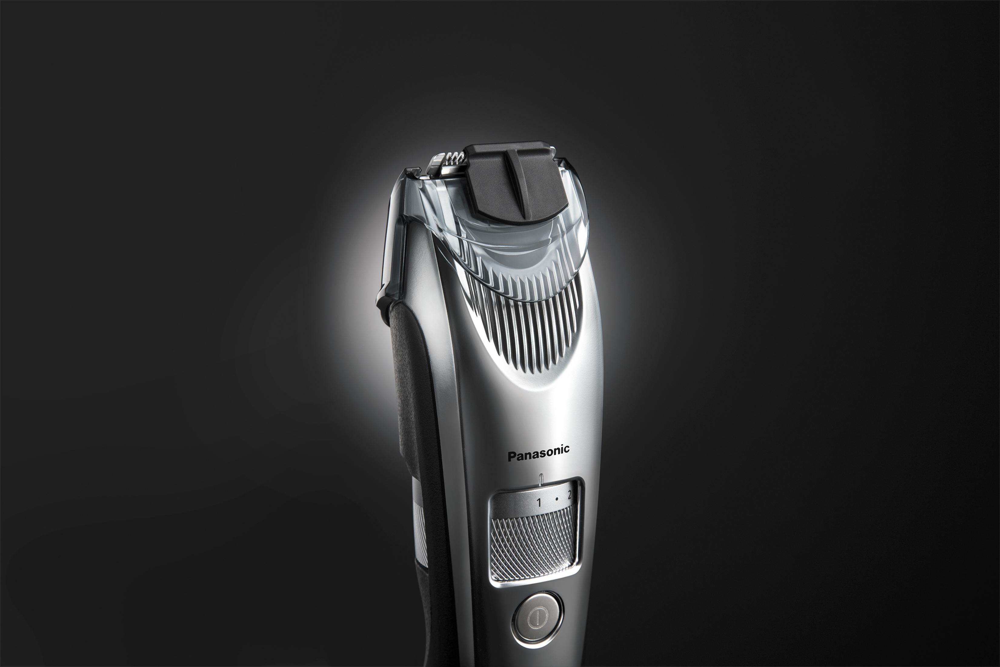 Srebrna maszynka do brody Panasonic na czarnym tle.