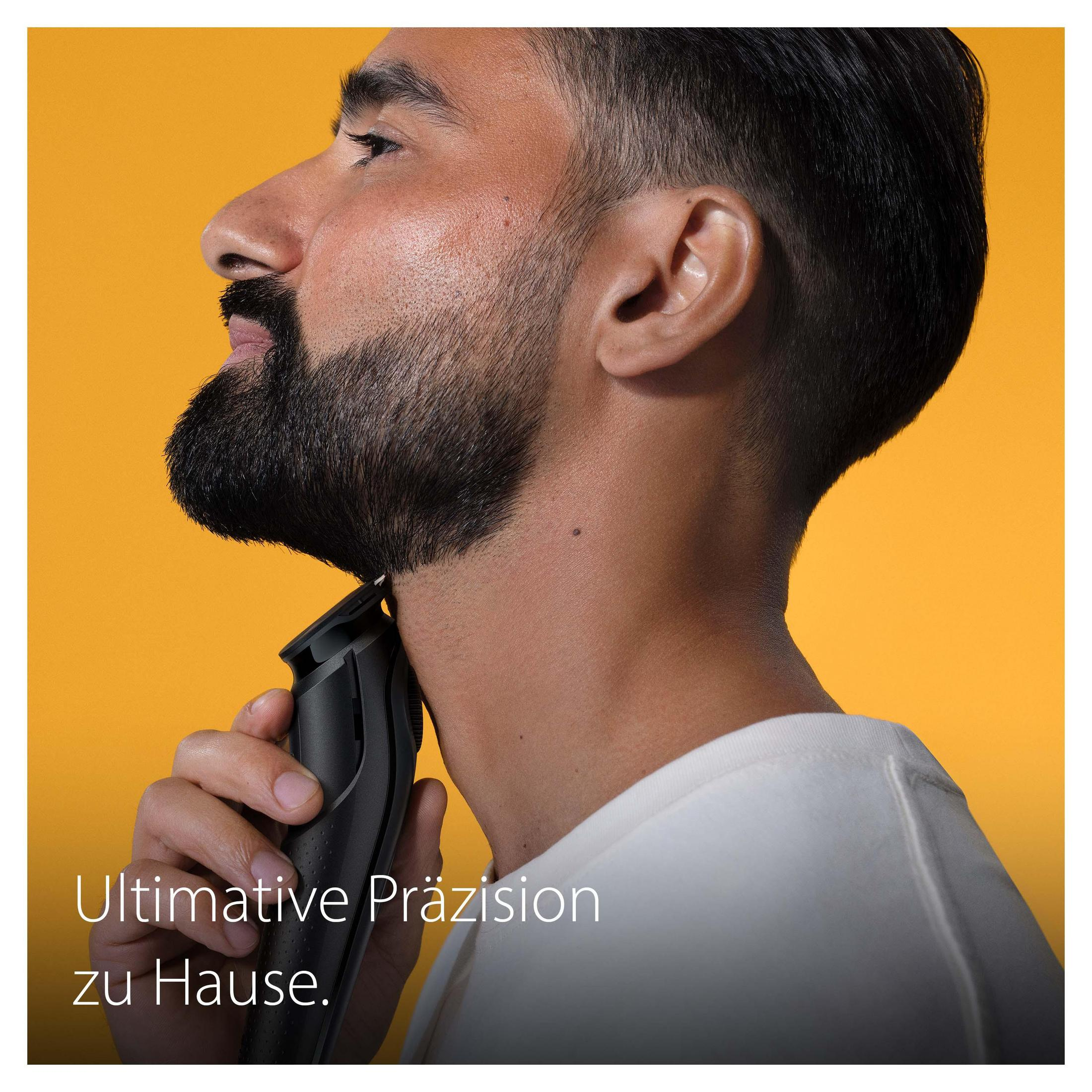 Mężczyzna goli szyję czarną trymerem, żółte tło, z tekstem poniżej.