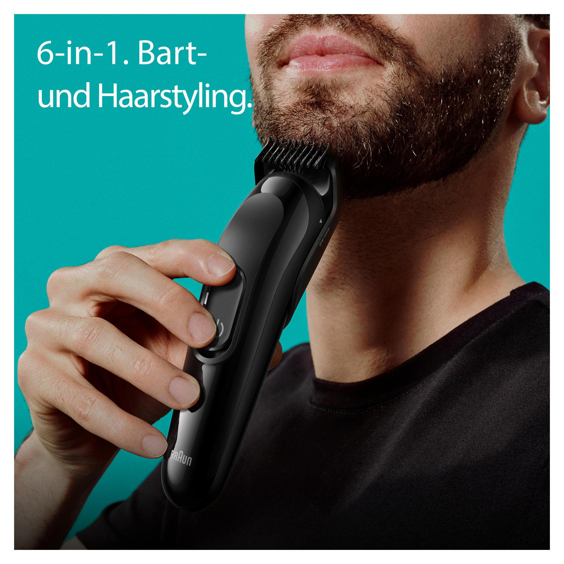 Un uomo taglia la barba con un trimmer nero. Testo: 6-in-1. Bart- und Haarstyling.