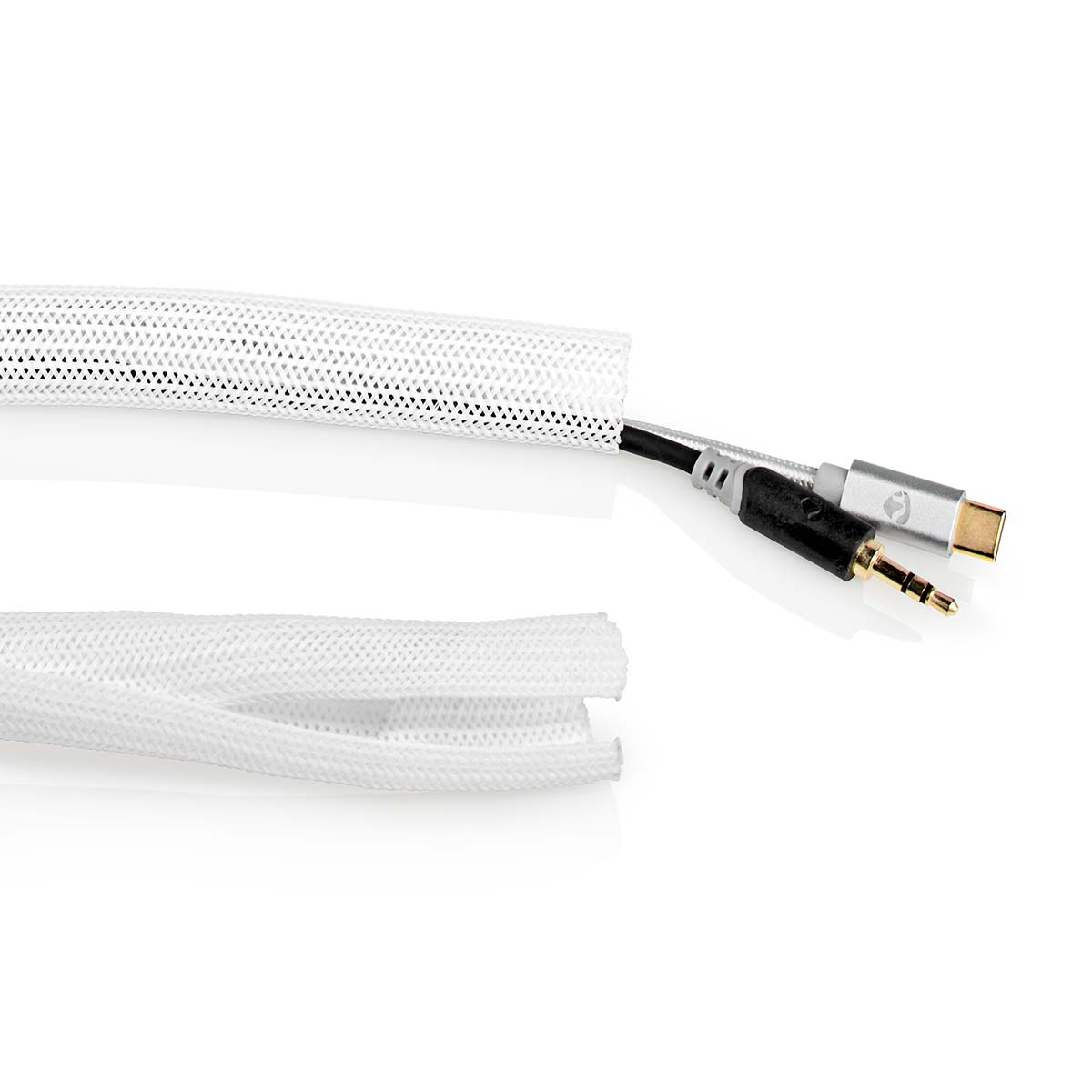 Kabel mit 3,5-mm-Klinke, USB-C und weißer Netzummantelung. Weißer Hintergrund.