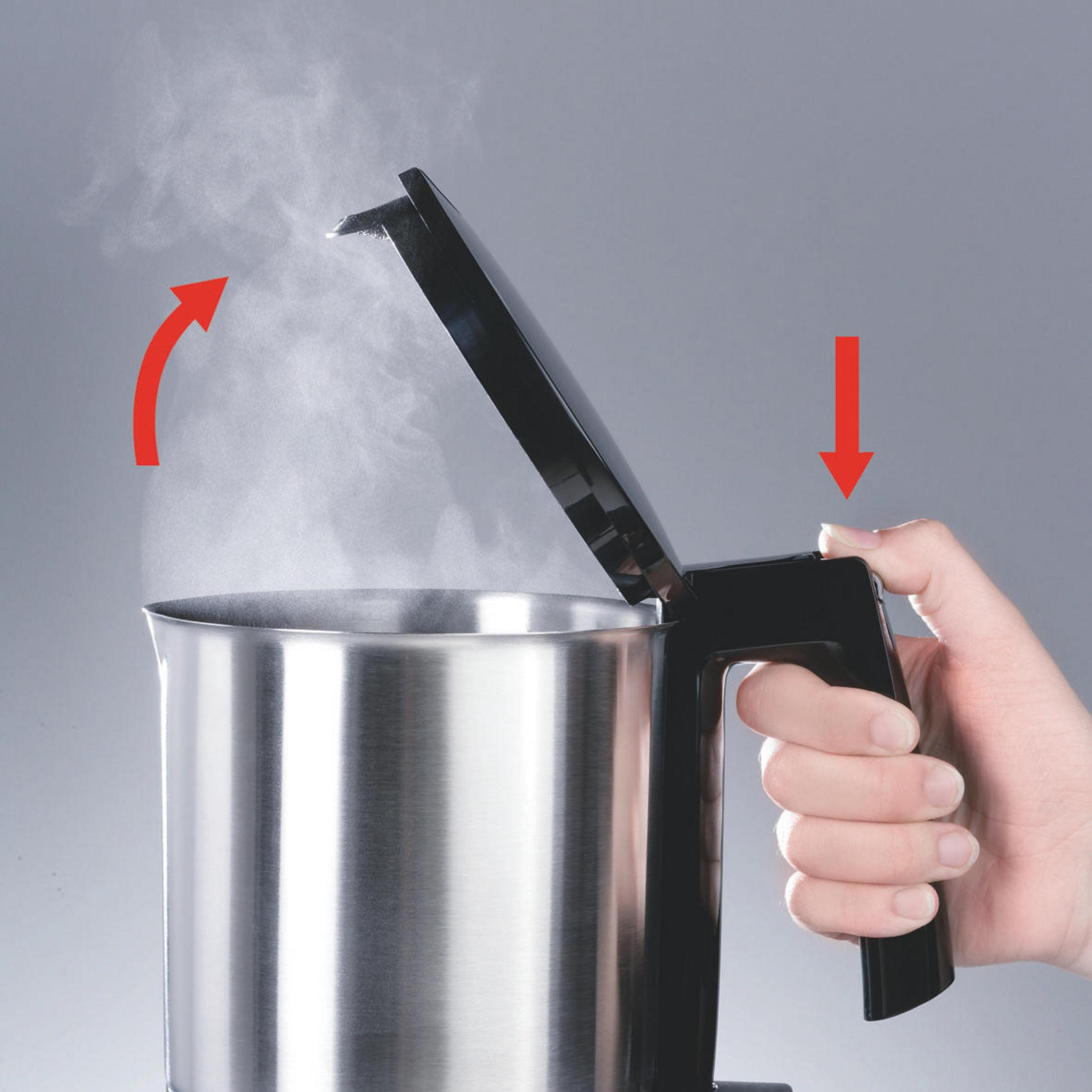 Ein Wasserkocher mit offenem Deckel, Dampf entweicht, eine Hand hält den Griff.