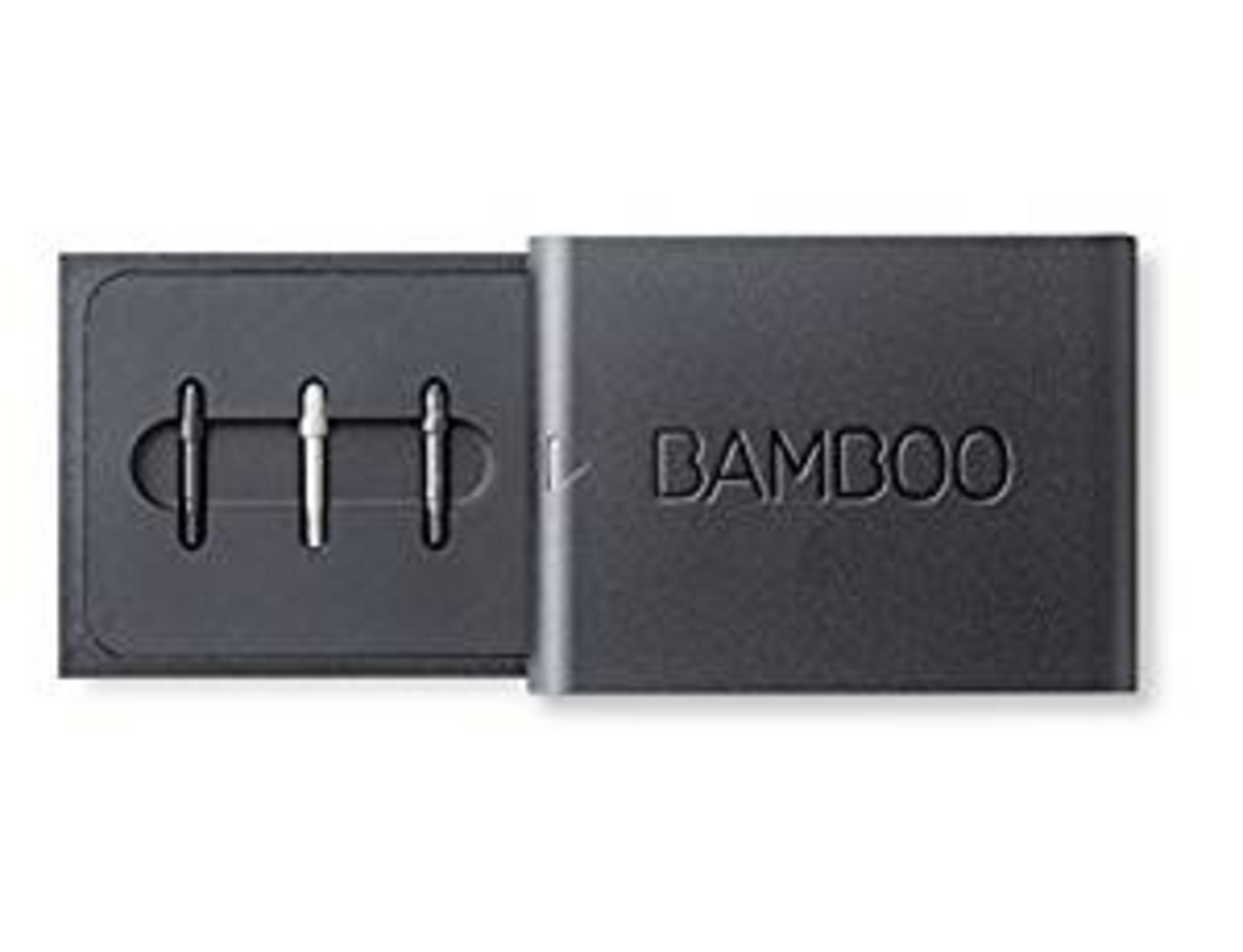 Ein schwarzes Etui mit drei weißen Stiftspitzen, mit der Marke 'BAMBOO' auf der Box.