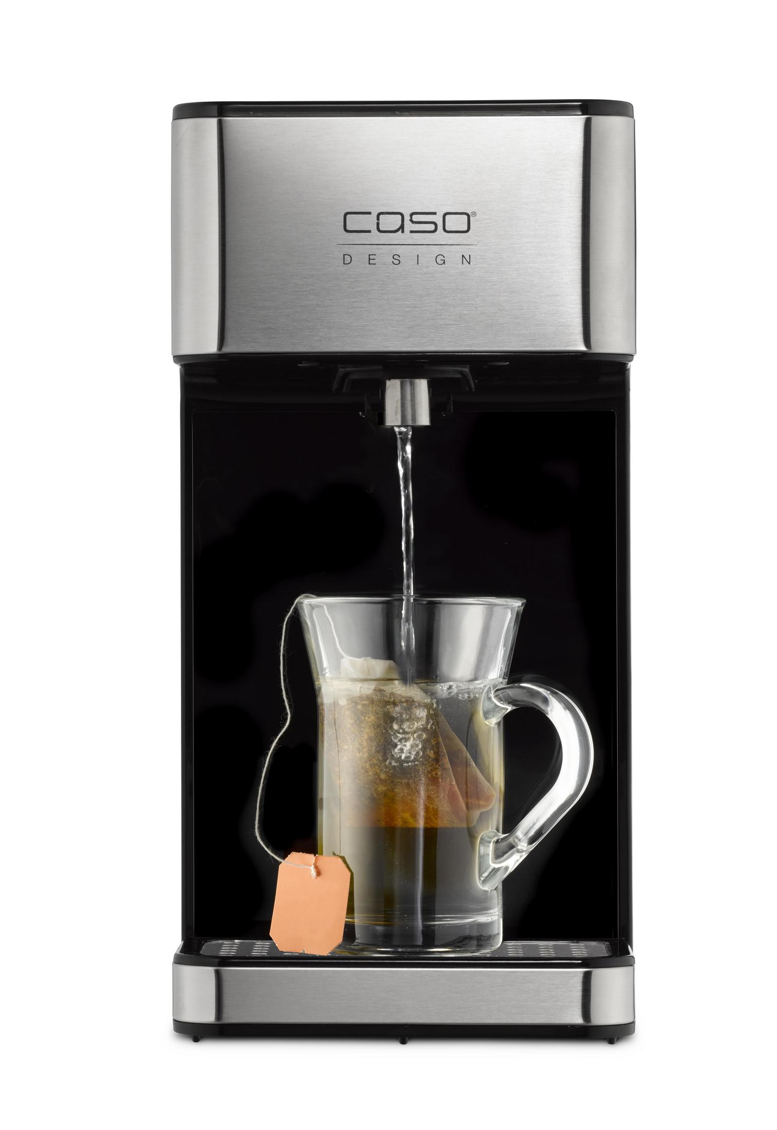 Ein Caso Design Teezubereiter, der heißes Wasser in eine Glastasse mit Teebeutel abgibt.