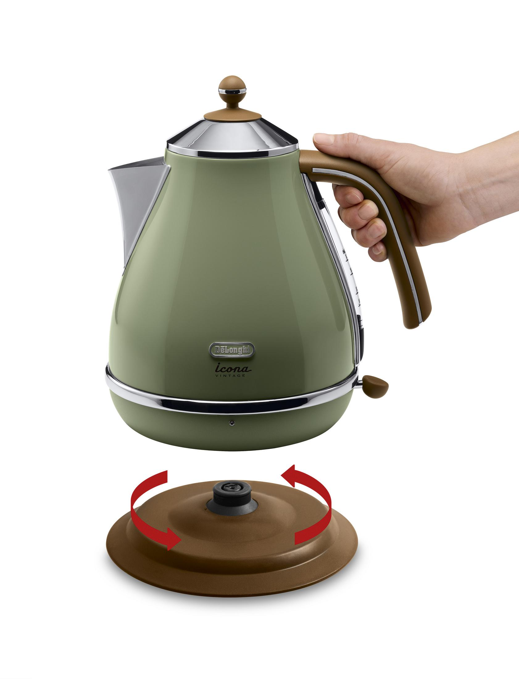 Zielony czajnik z brązową rączką. Pokrywa jest oddzielna ze strzałkami pokazującymi jak ją umieścić.