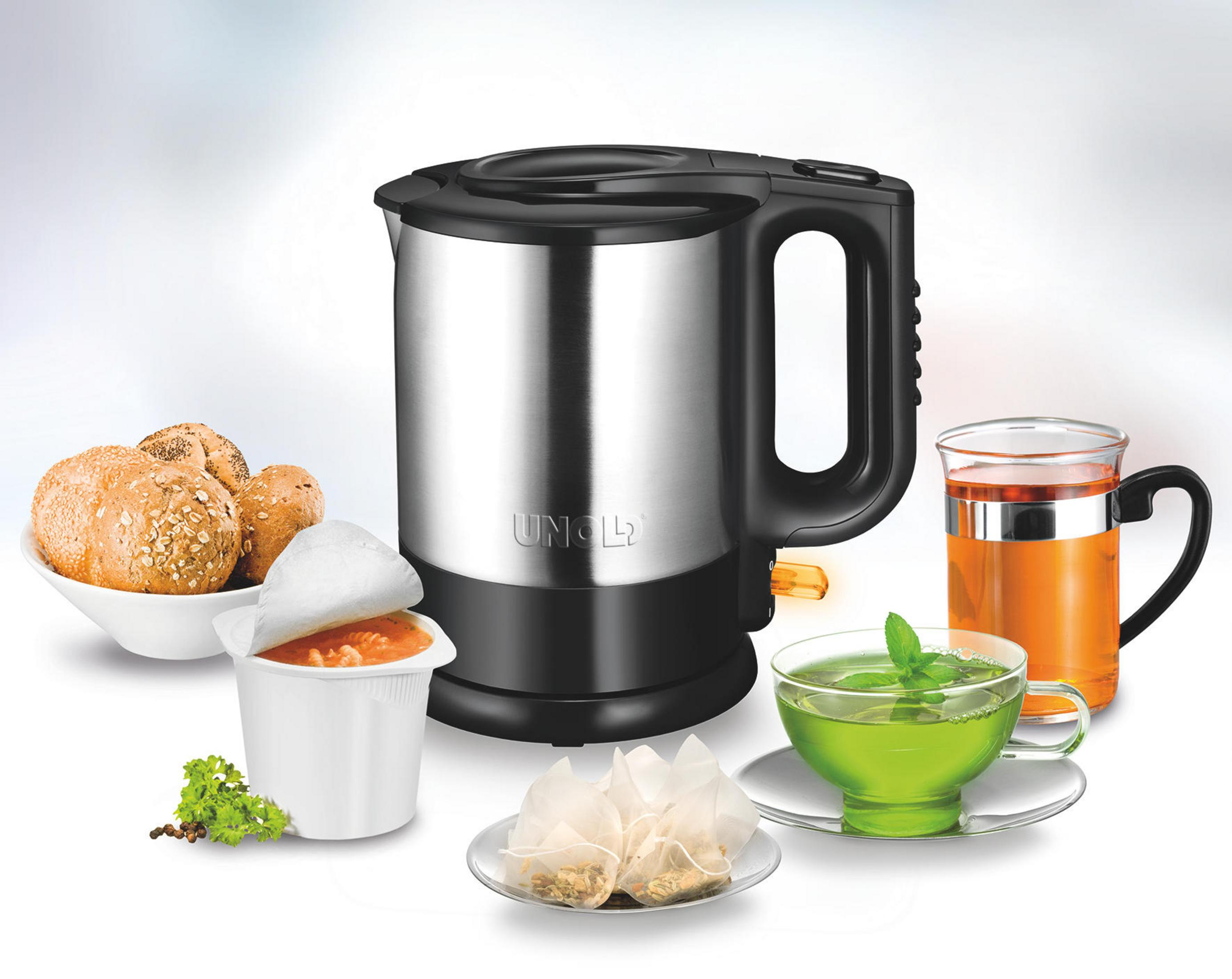 Czajnik z filiżankami herbaty, zupą błyskawiczną i bułkami.