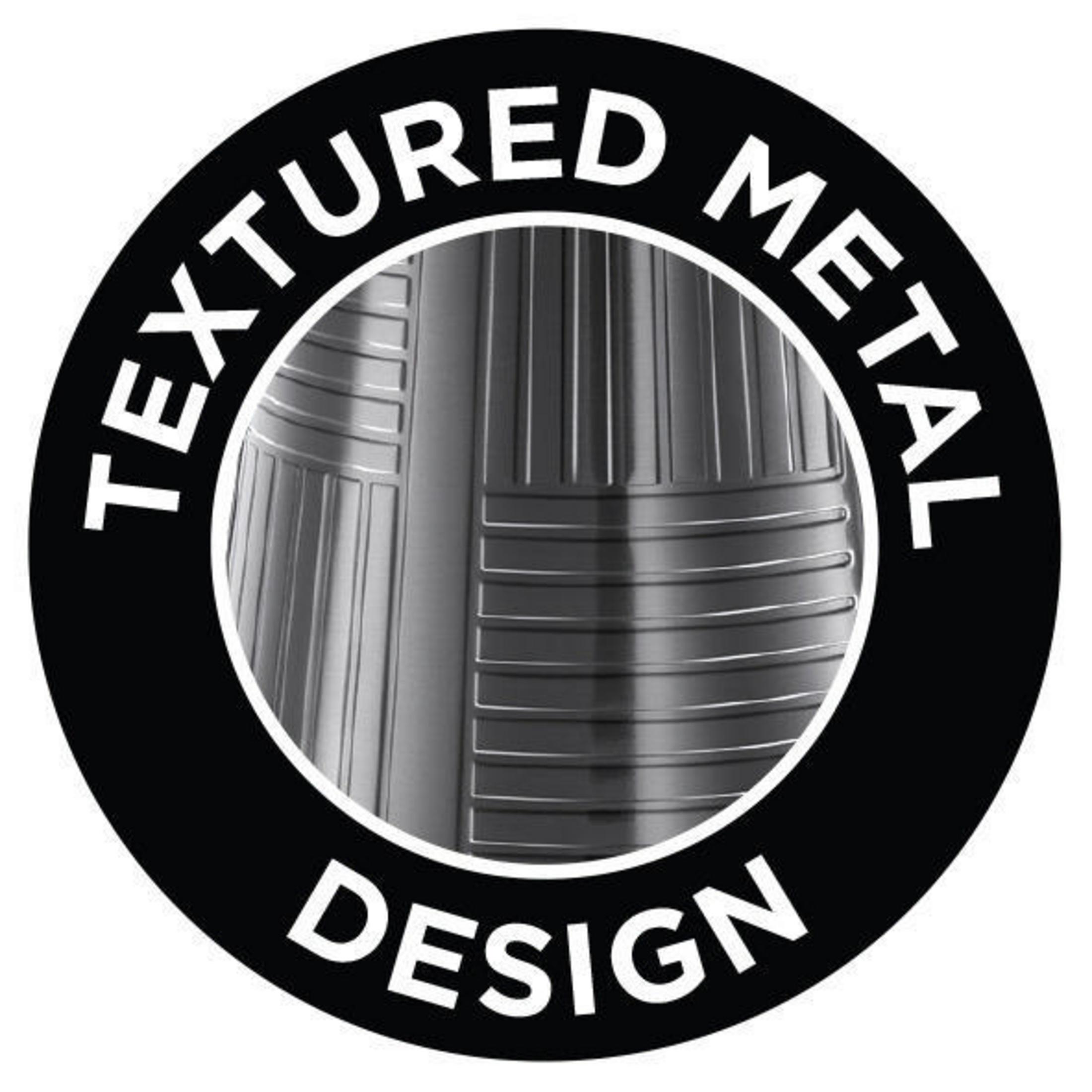 Czarno-biały okrągły wzór ze słowami „TEXTURED METAL DESIGN” w okręgu na czarnym tle.